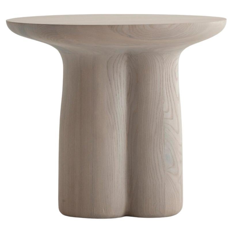 SONIAH / Ukrainien pour tournesol / symbole de la terre prolifique ukrainienne.
Fabriquées à la main en bois vivant, les tables naïves SONIAH font entrer le monde naturel à l'intérieur.
Telles des tiges de tournesol robustes, les pieds des tables