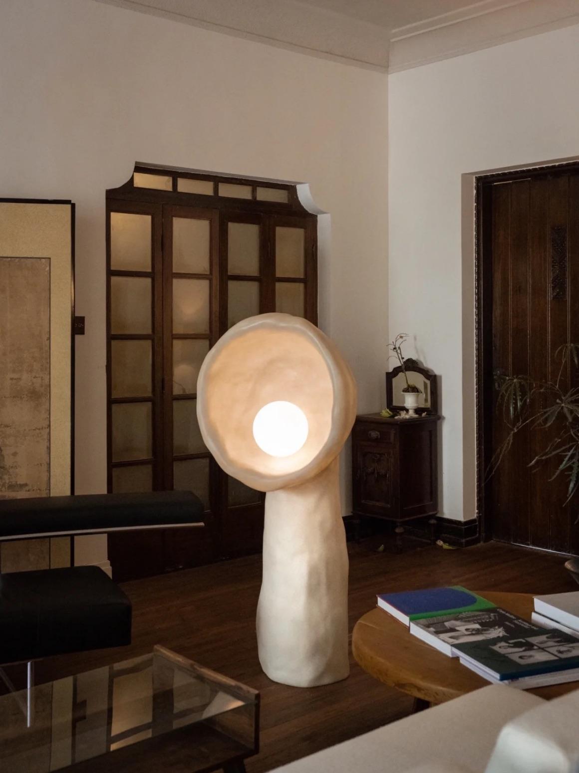 Lampadaire en fibre de verre de forme organique beige naturel de Kar x Faina en vente 6
