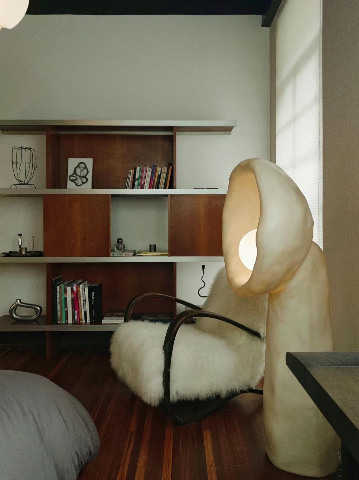Lampadaire en fibre de verre de forme organique beige naturel de Kar x Faina en vente 7
