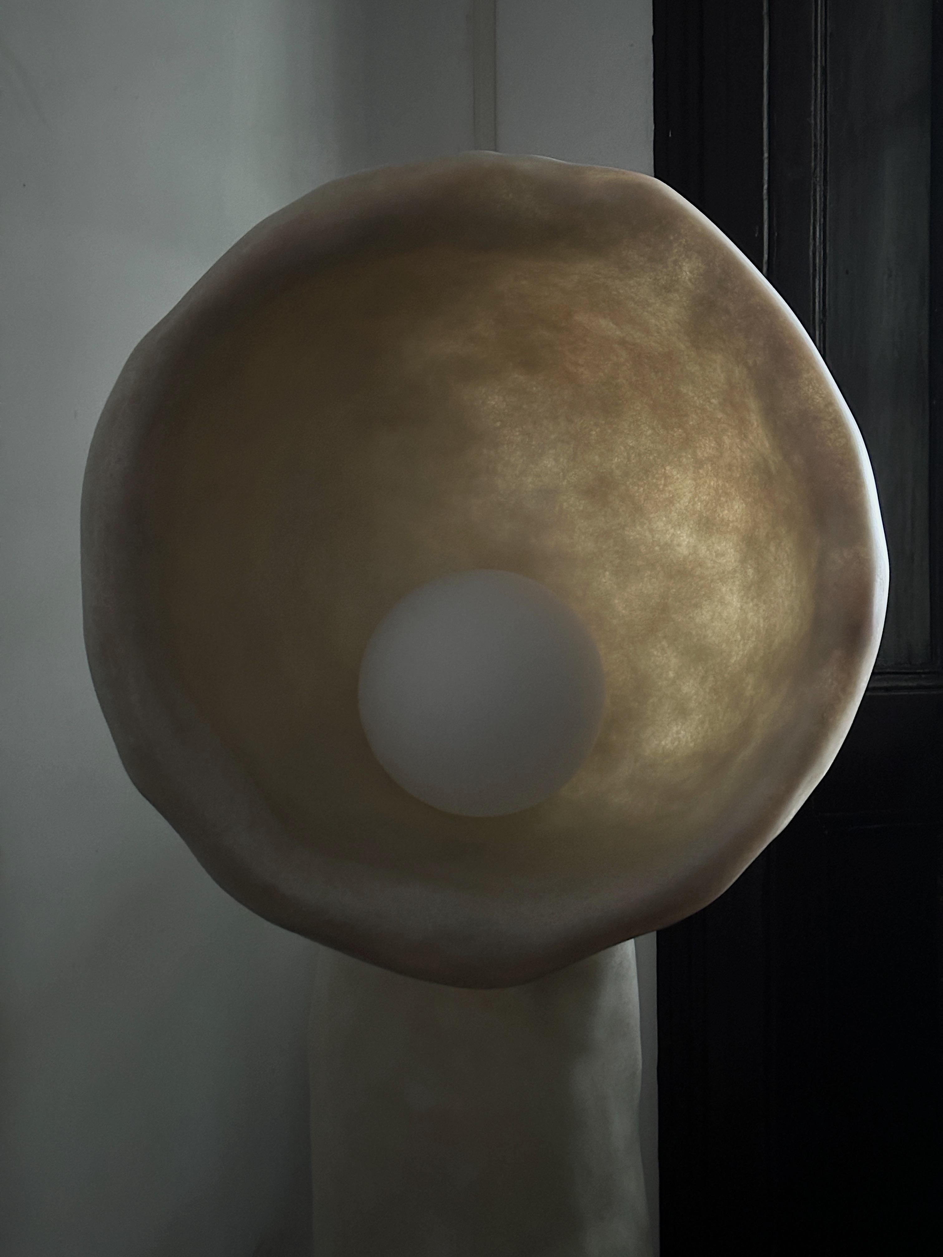 Lampadaire en fibre de verre de forme organique beige naturel de Kar x Faina en vente 4