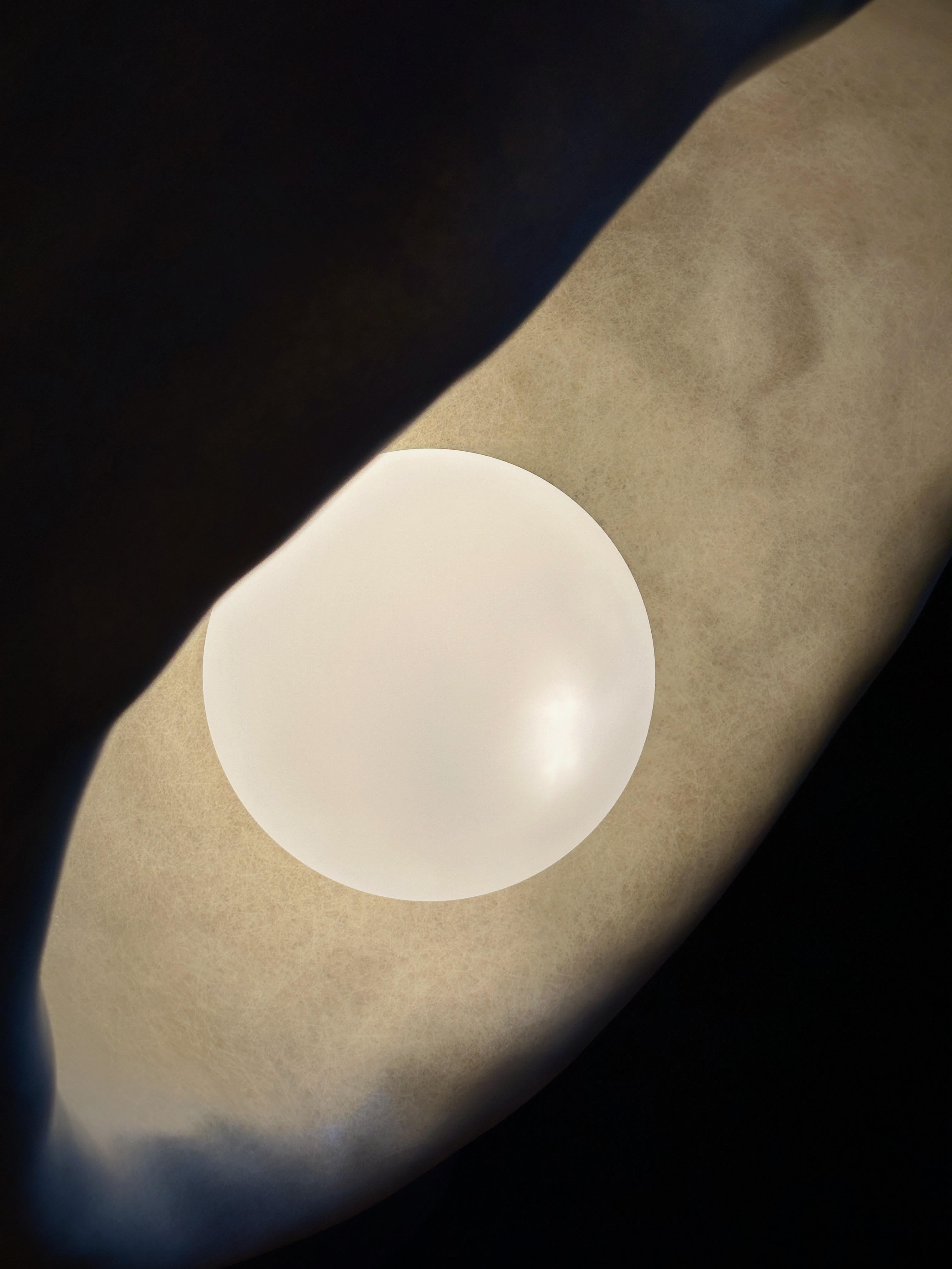 Lampadaire en fibre de verre de forme organique beige naturel de Kar x Faina en vente 1