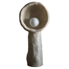 Lampada da terra in fibra di vetro Organic Form Beige di kar x Faina