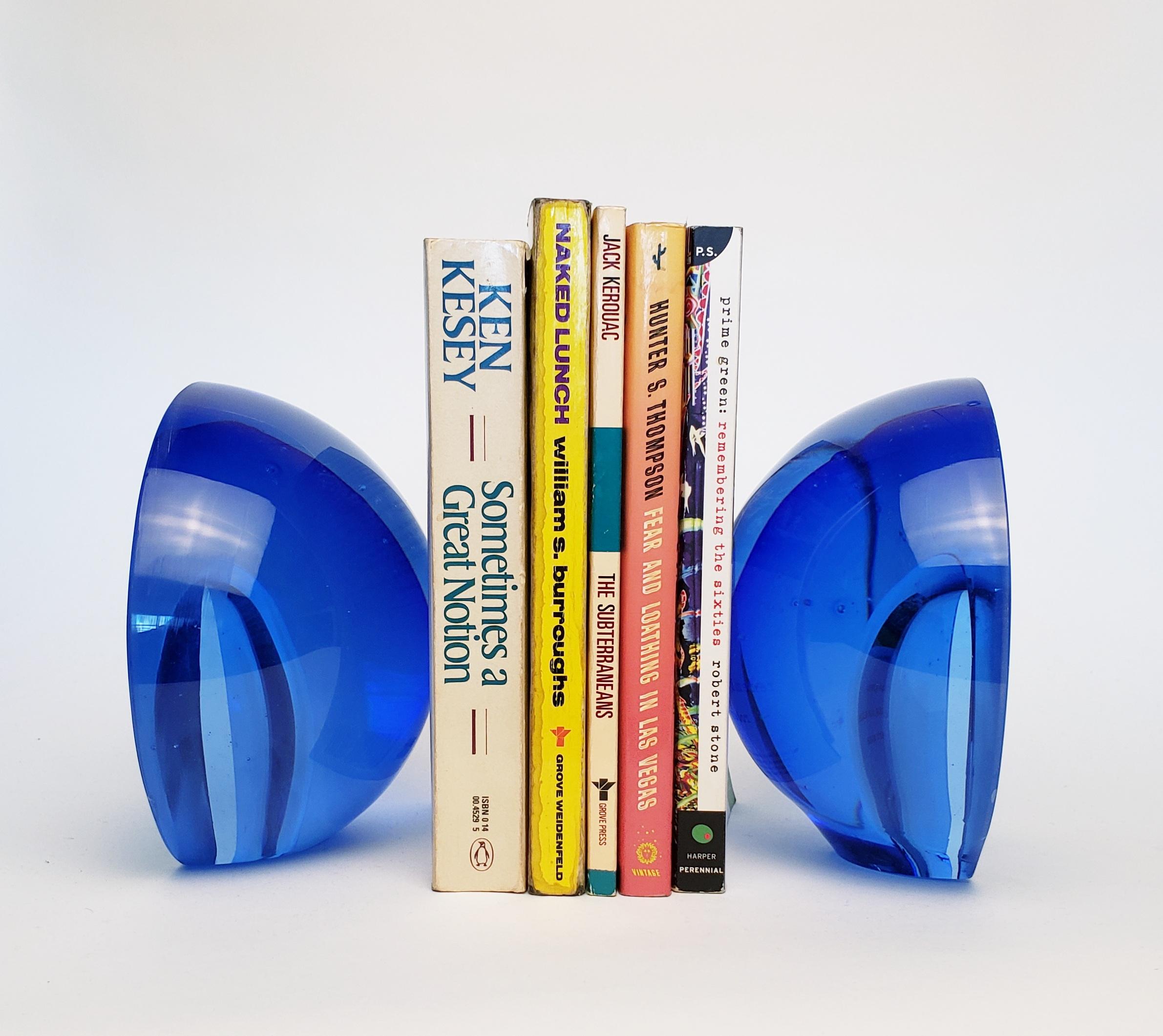 Das Design der Sonic Bookends wurde mit der Absicht entworfen, das Bild von Audiowellen nachzubilden, die von den Büchern ausgehen, die sie aufrecht halten sollen, so als ob sie die Worte auf den Seiten verstärken würden. Inspiriert von den