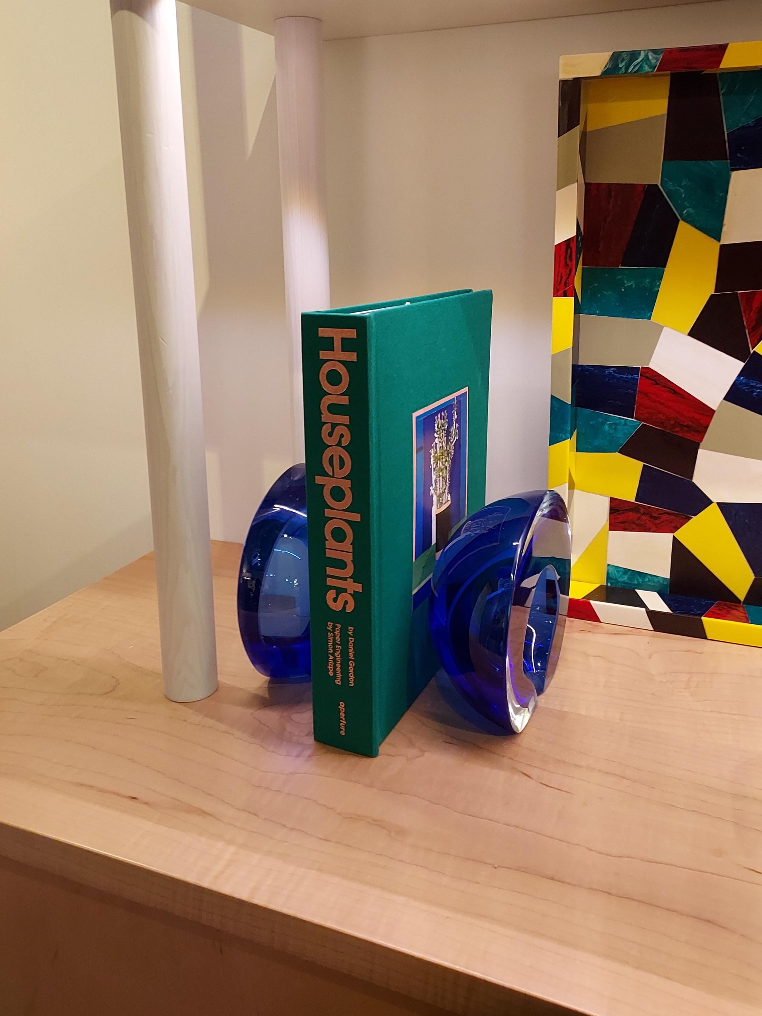 Sonic Buchstützen - Handgefertigte zeitgenössische Glas-Buchstützen - anpassbar (amerikanisch) im Angebot