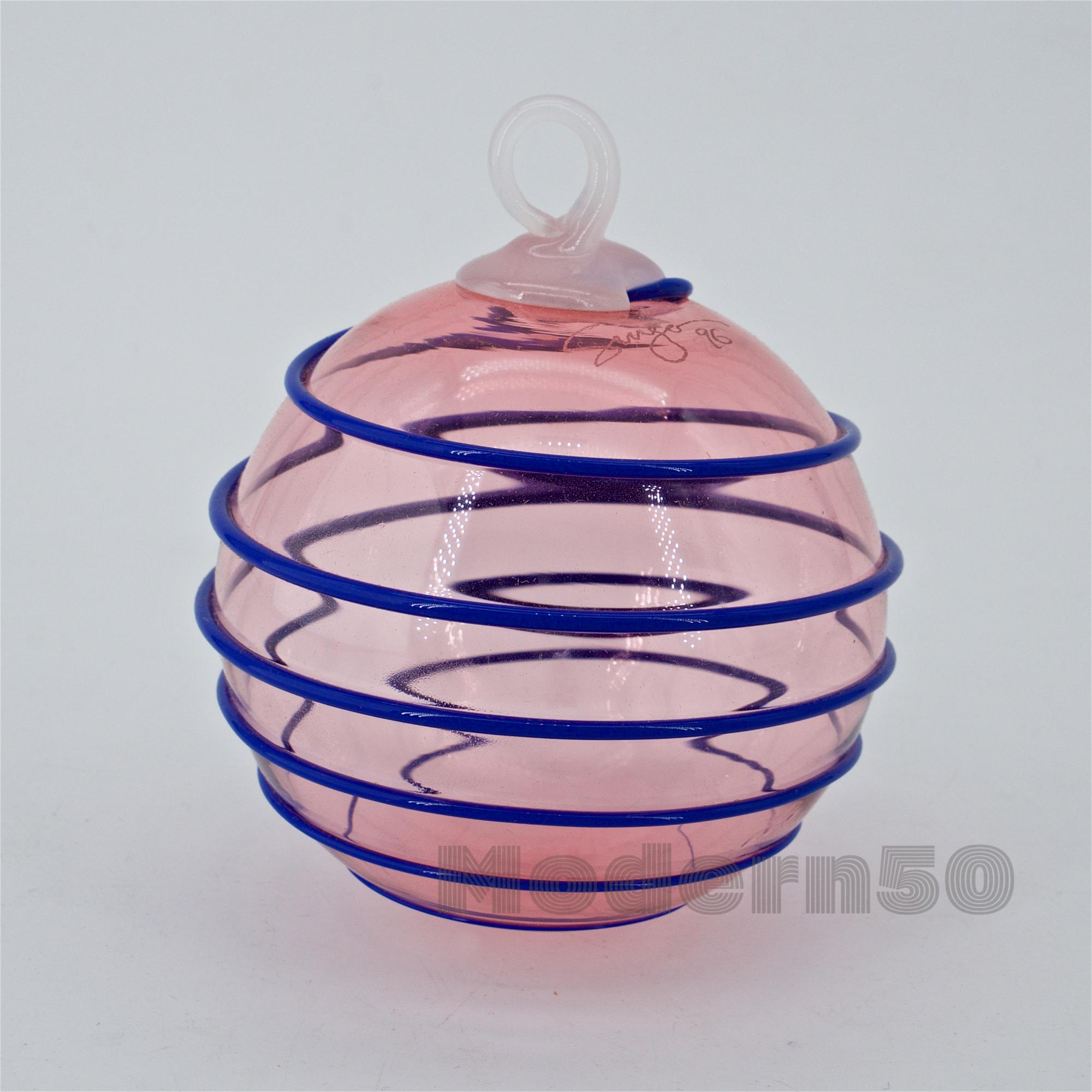 Sonja Blomdahl Nordstrom Weihnachtsschmuck-Kunstglas-Blumenkugel, Spiral (Handgefertigt) im Angebot