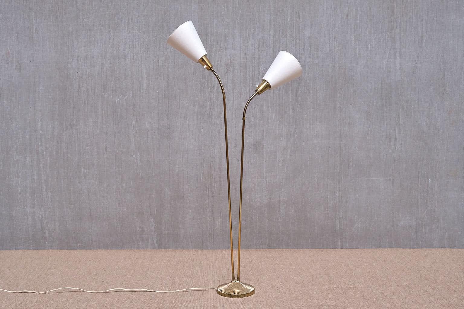 Lampadaire en laiton cannelé Sonja Katzin, modèle E1771, ASEA, Suède, années 1950 en vente 6