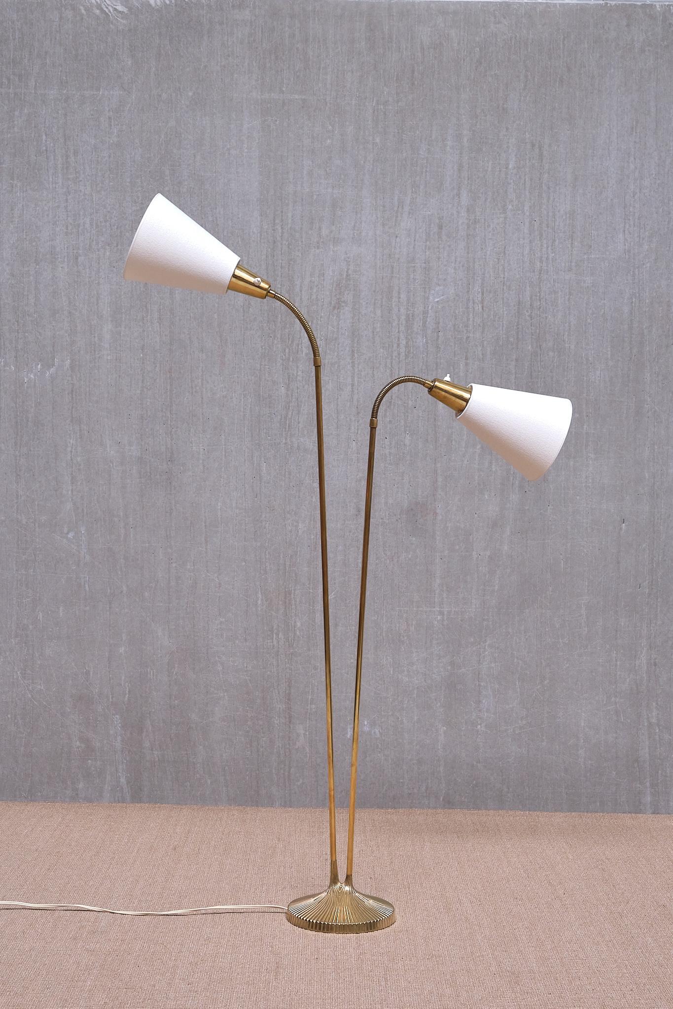 Ce lampadaire très rare a été conçu par Sonja Katzin dans les années 1950 et produit sous le numéro de modèle E 1771 par ASEA Belysning en Suède. La lampe est estampillée avec le numéro de modèle et les détails du fabricant sur le fond de la