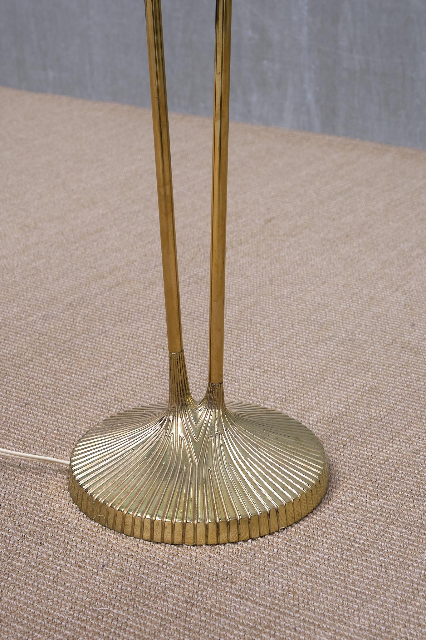 Suédois Lampadaire en laiton cannelé Sonja Katzin, modèle E1771, ASEA, Suède, années 1950 en vente