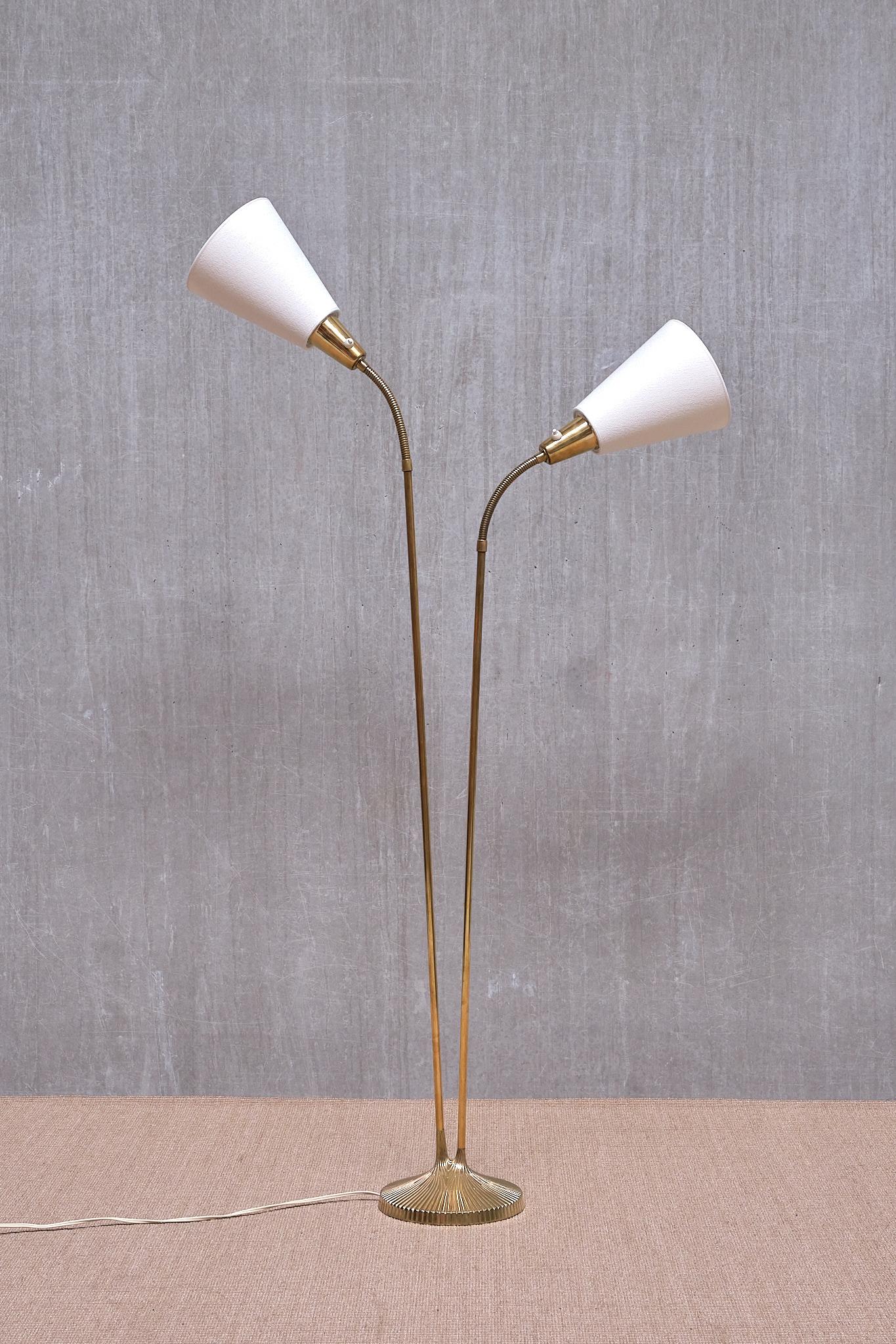 Lampadaire en laiton cannelé Sonja Katzin, modèle E1771, ASEA, Suède, années 1950 Bon état - En vente à The Hague, NL