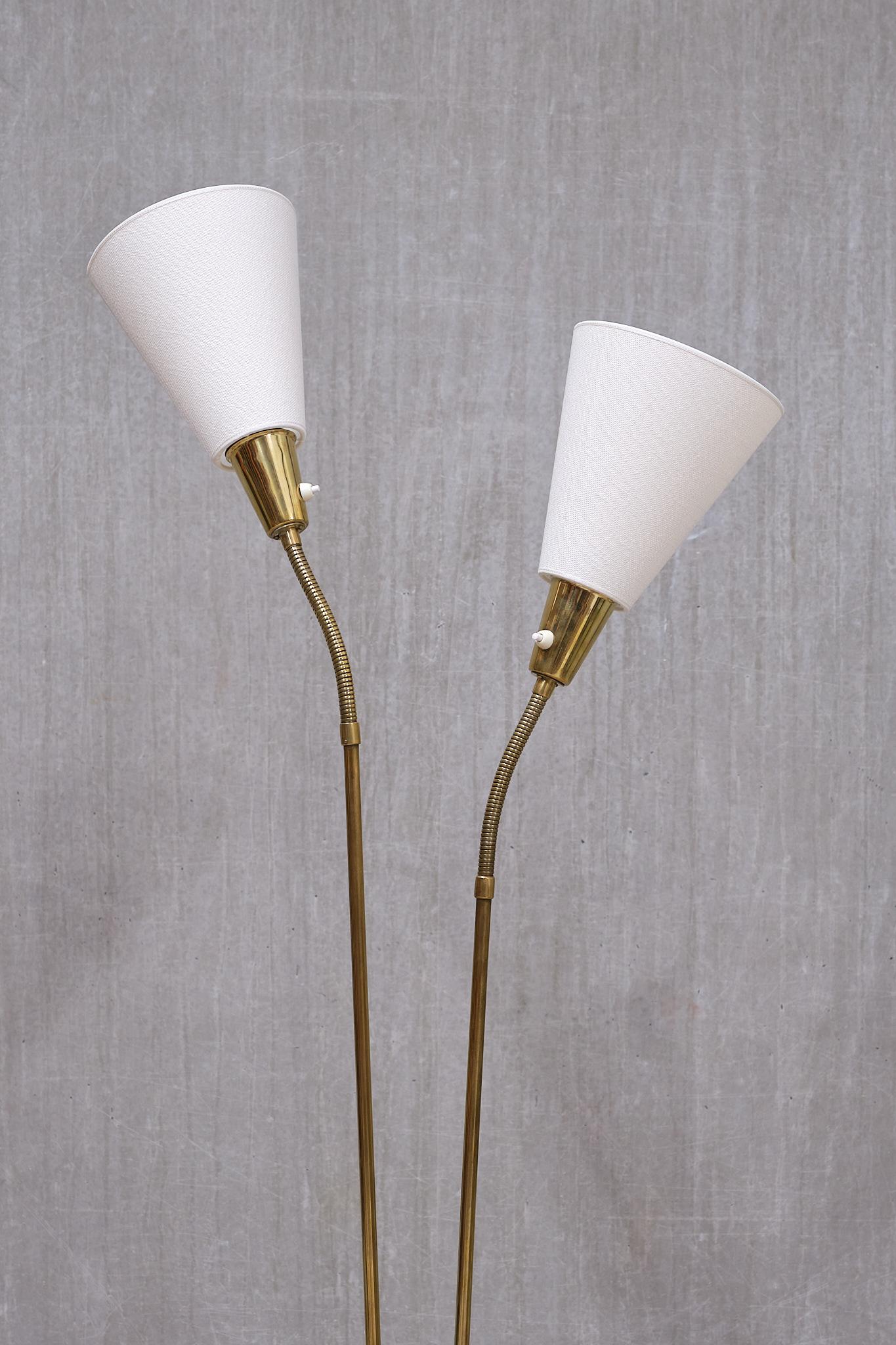 Milieu du XXe siècle Lampadaire en laiton cannelé Sonja Katzin, modèle E1771, ASEA, Suède, années 1950 en vente