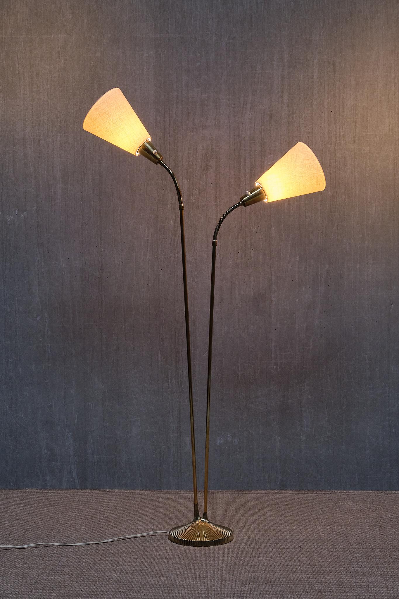 Laiton Lampadaire en laiton cannelé Sonja Katzin, modèle E1771, ASEA, Suède, années 1950 en vente