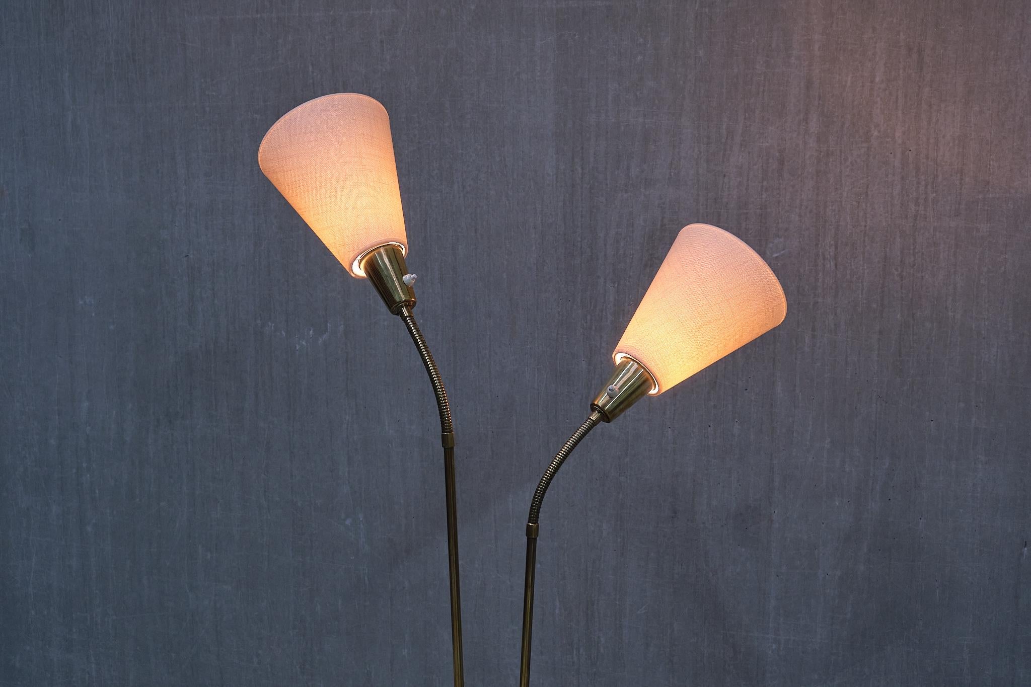Lampadaire en laiton cannelé Sonja Katzin, modèle E1771, ASEA, Suède, années 1950 en vente 1