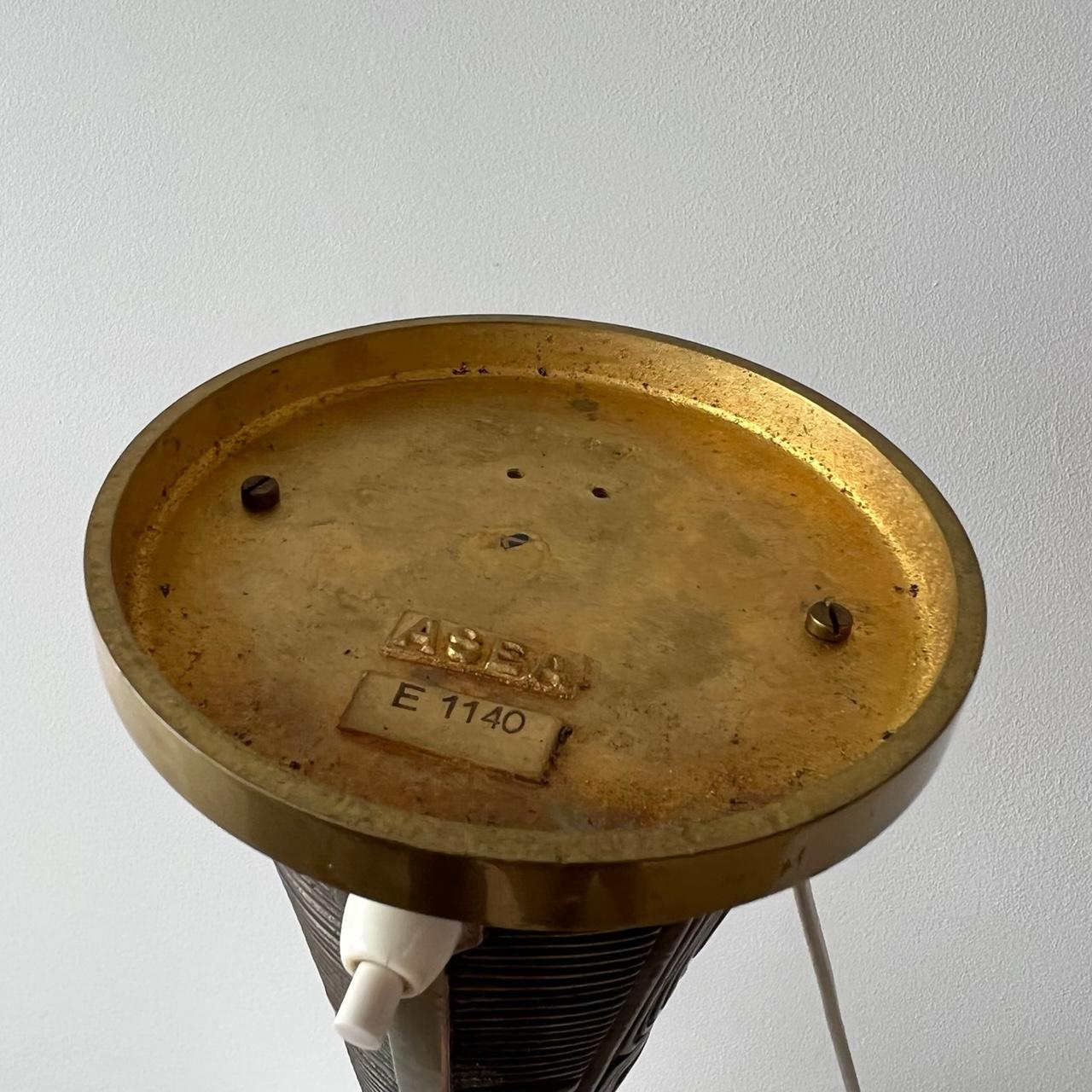 Lampe de bureau Sonja Katzin en laiton et verre opalin du milieu du siècle dernier en vente 5