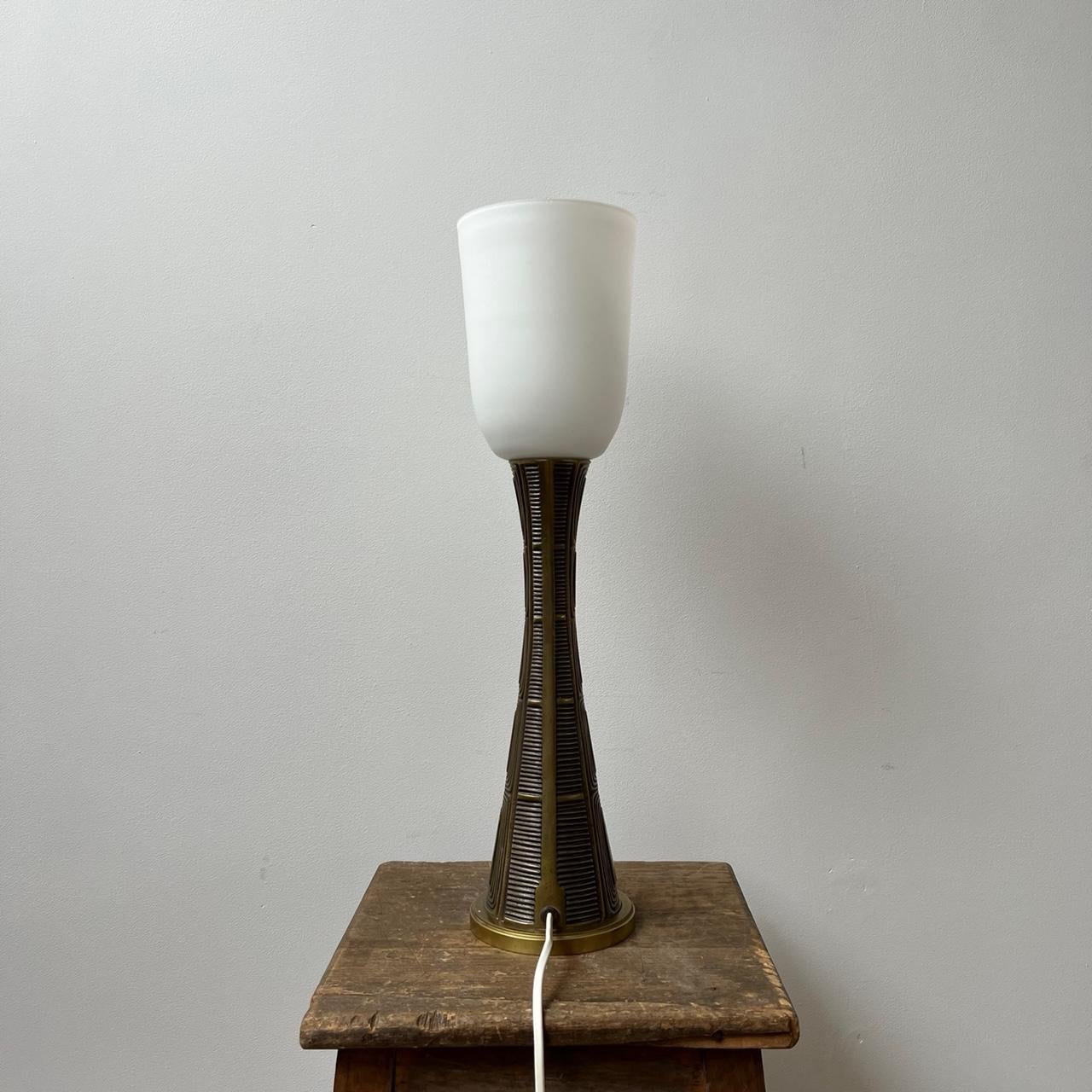 Suédois Lampe de bureau Sonja Katzin en laiton et verre opalin du milieu du siècle dernier en vente