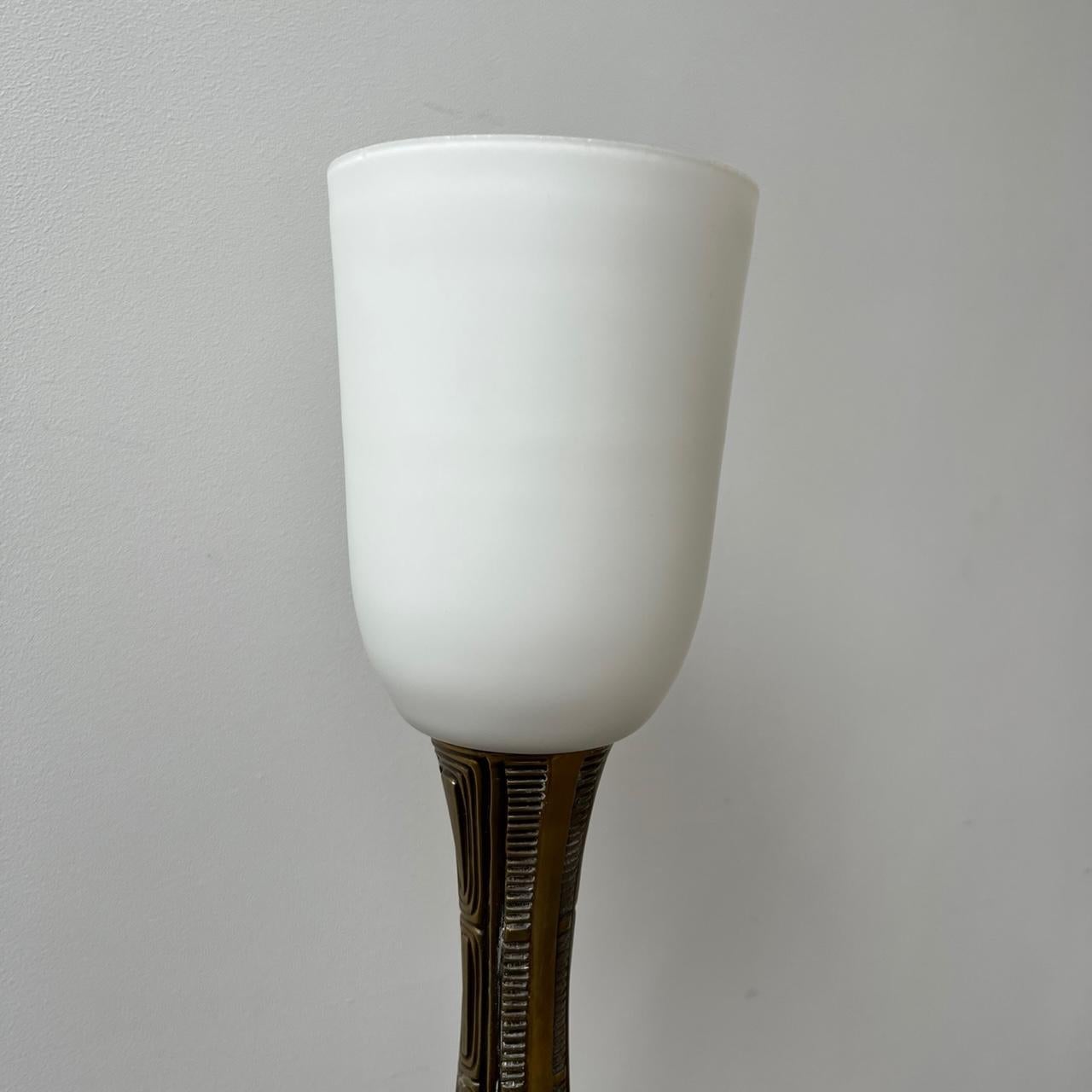 Laiton Lampe de bureau Sonja Katzin en laiton et verre opalin du milieu du siècle dernier en vente