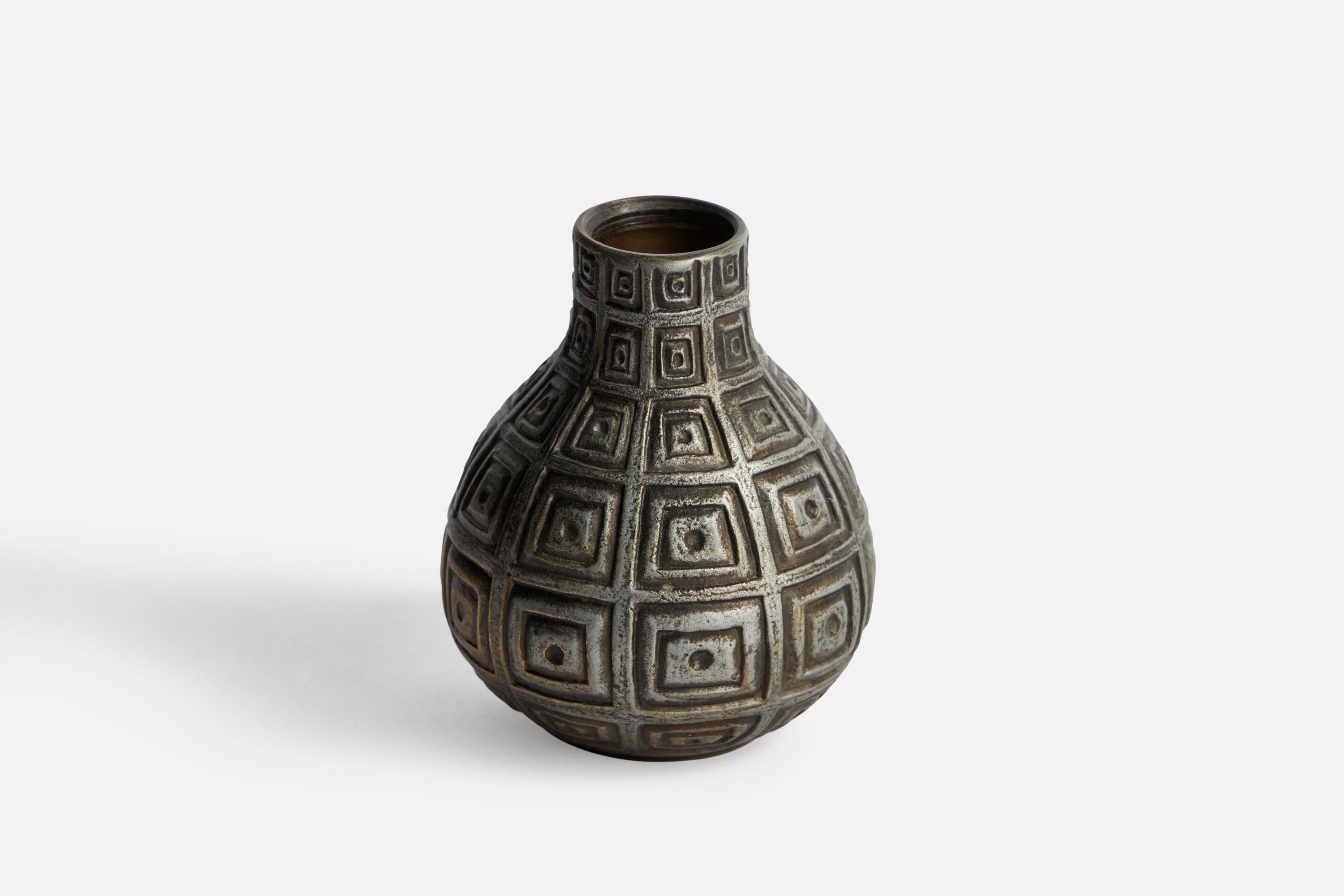 A small vase designed by Sonja Katzin and produced by Nils-Johan, Sweden, c. 1960s.