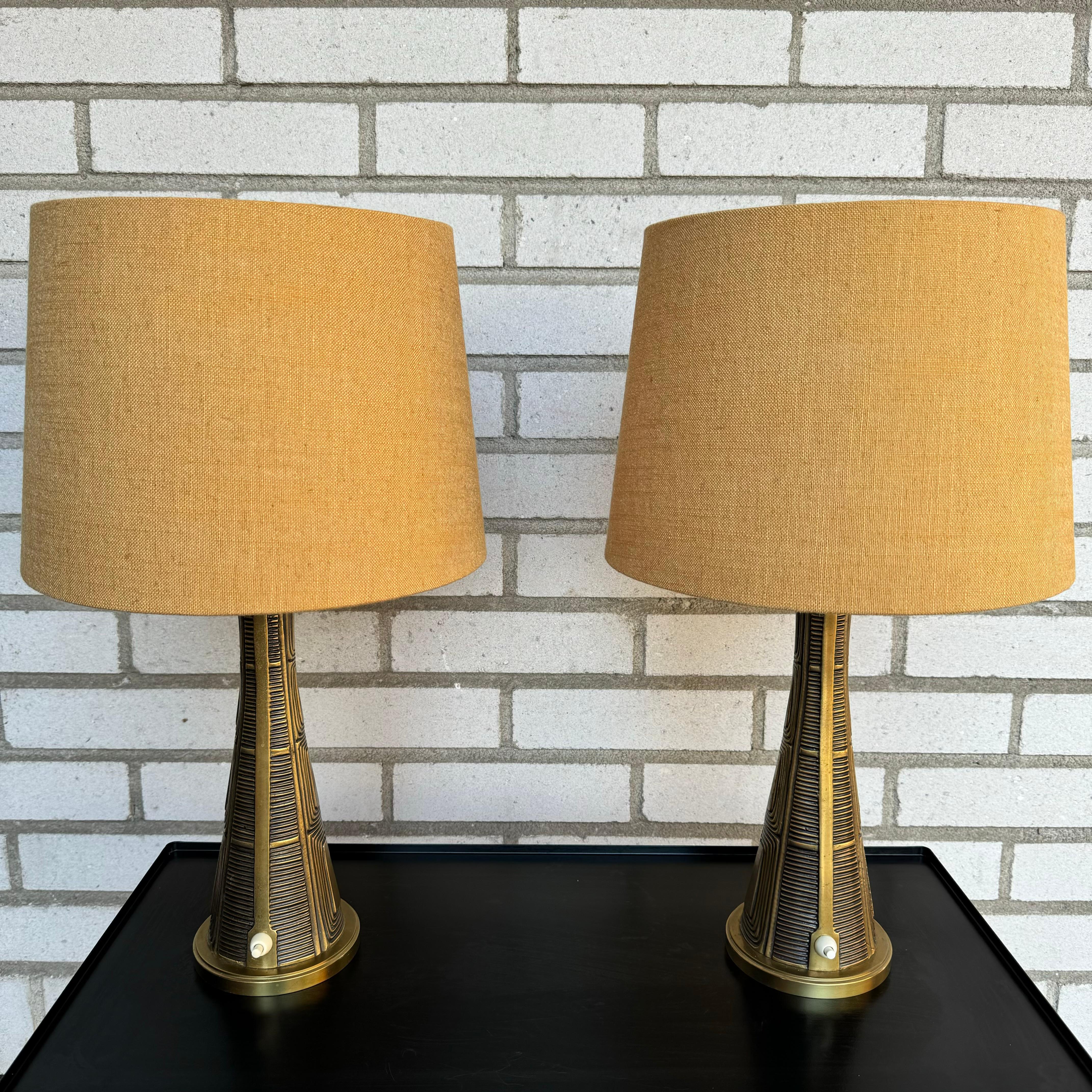 Paire de lampes de table en laiton massif conçues par Sonja Katzin et produites par ASEA, Suède, vers les années 1940. 