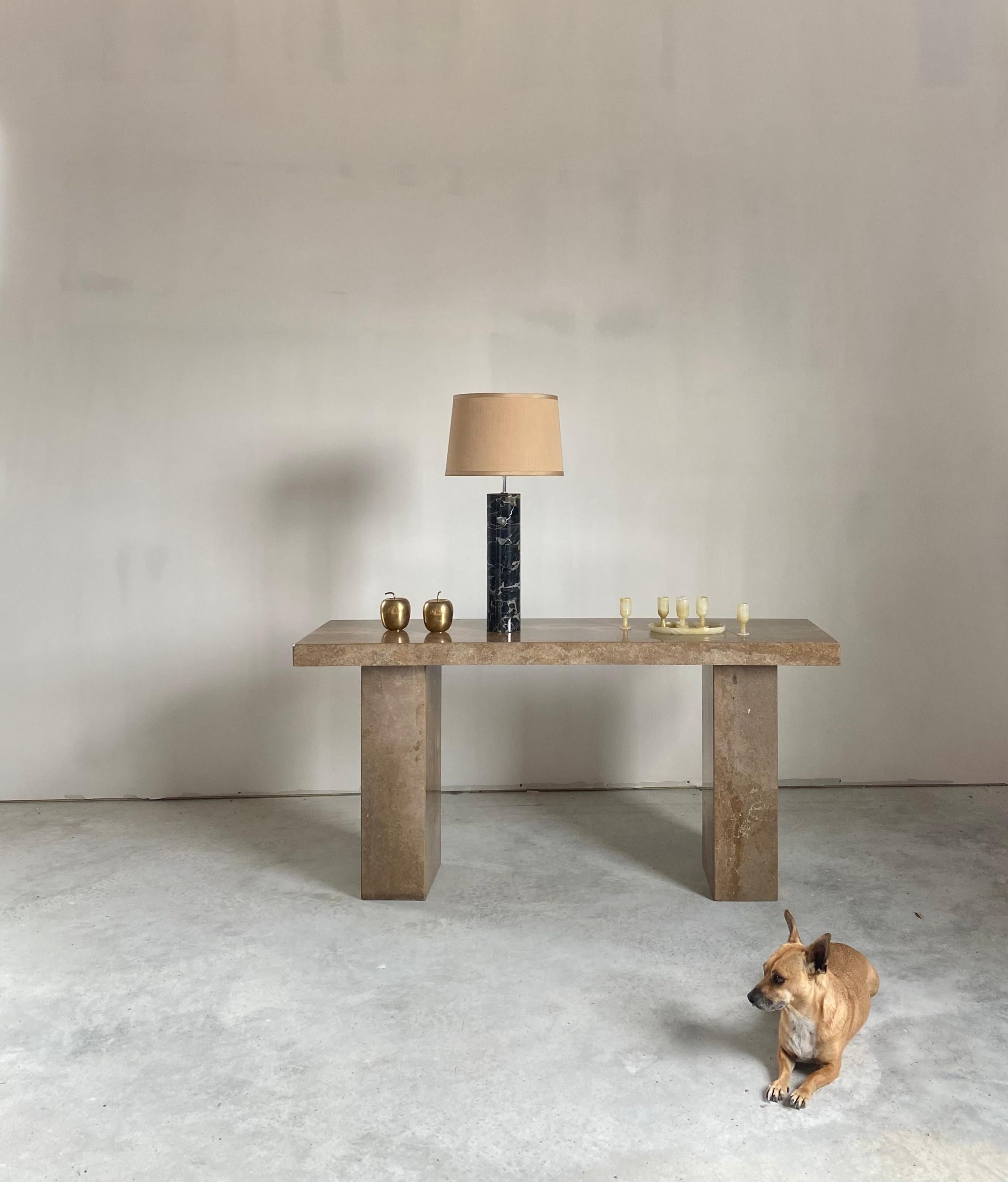 Sonneman Zylinder-Tischlampe aus schwarzem Marmor mit plissiertem Schirm im Angebot 2