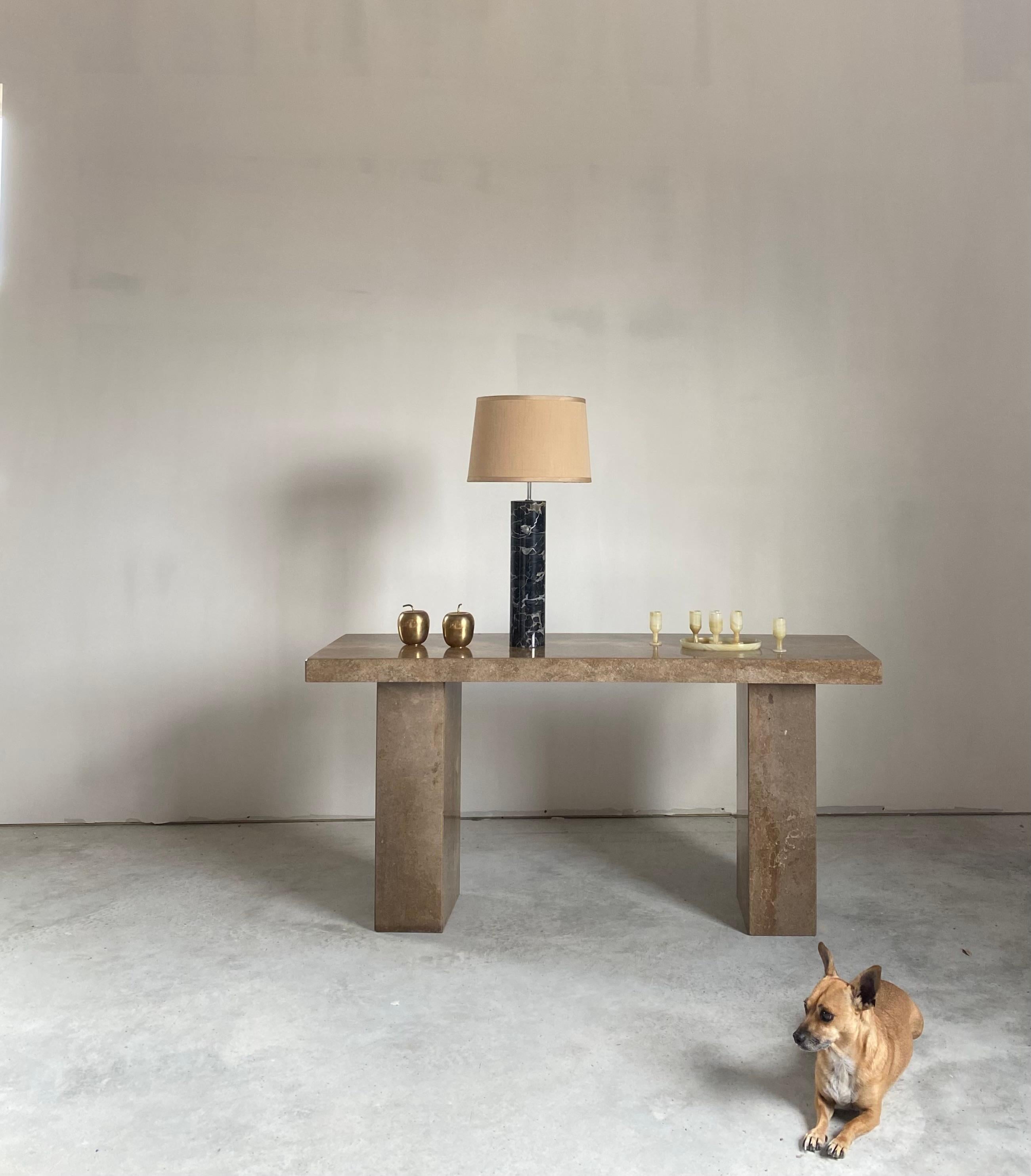 Sonneman Zylinder-Tischlampe aus schwarzem Marmor mit plissiertem Schirm im Angebot 3