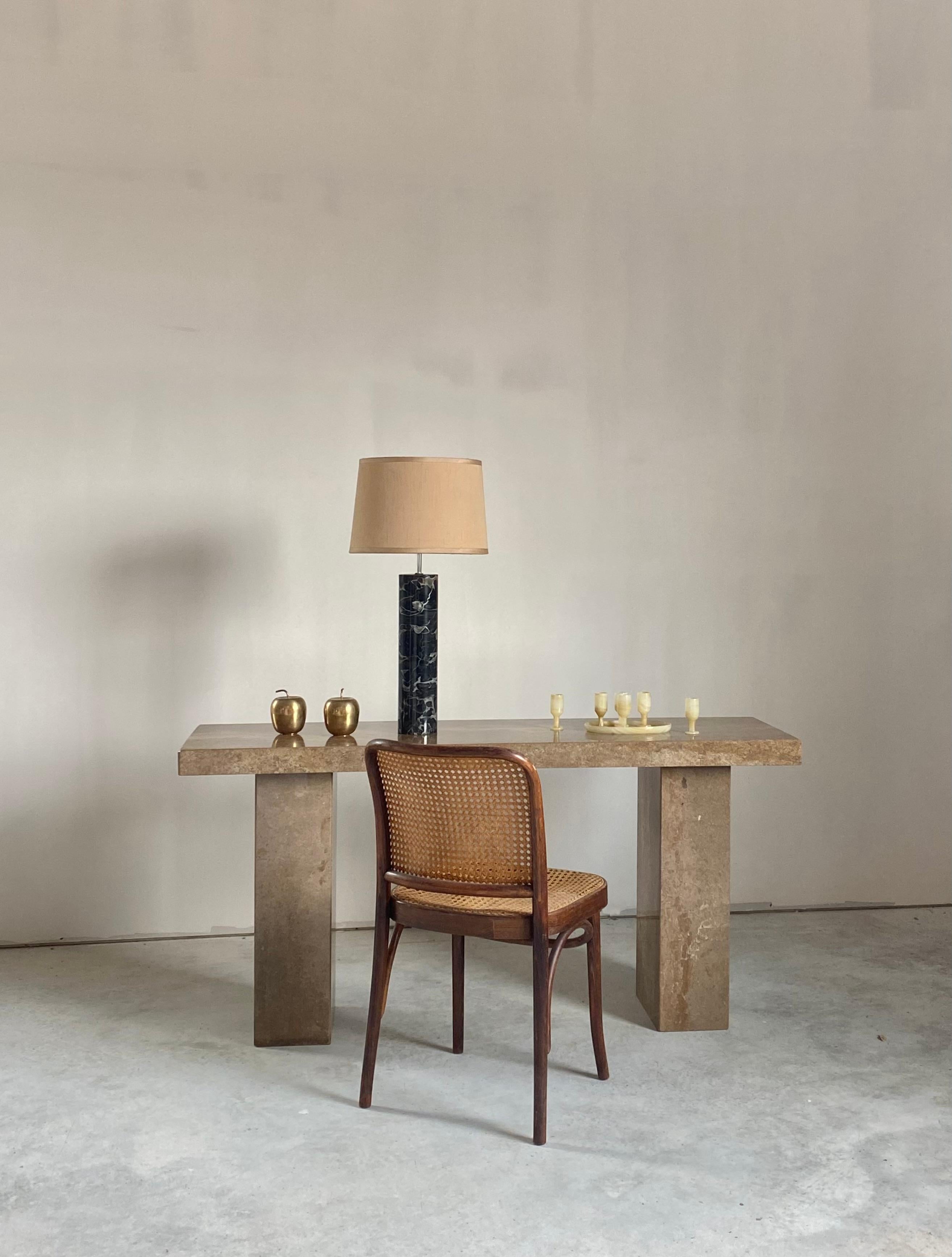 Sonneman Zylinder-Tischlampe aus schwarzem Marmor mit plissiertem Schirm im Angebot 4