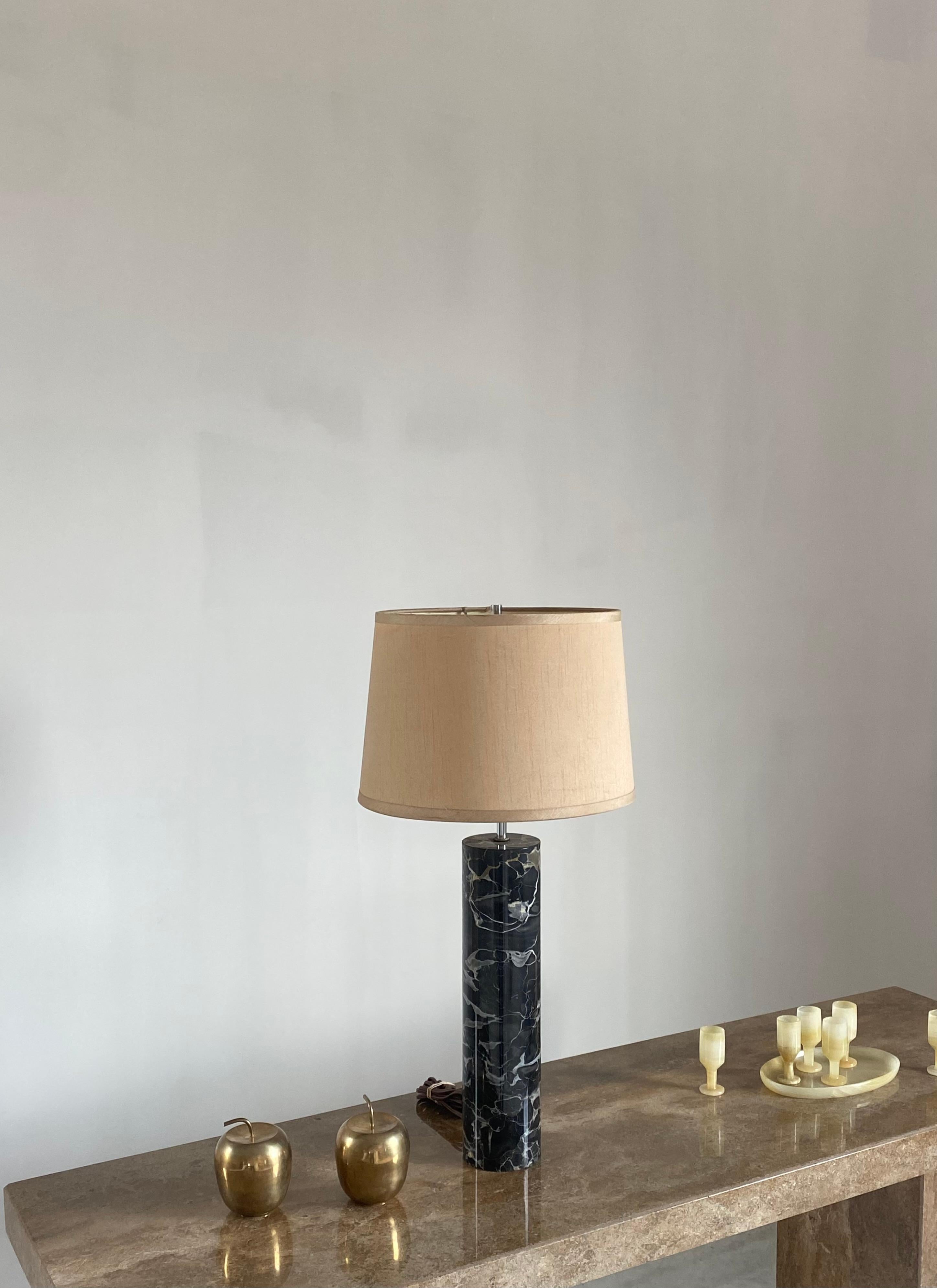 Sonneman Zylinder-Tischlampe aus schwarzem Marmor mit plissiertem Schirm im Angebot 6