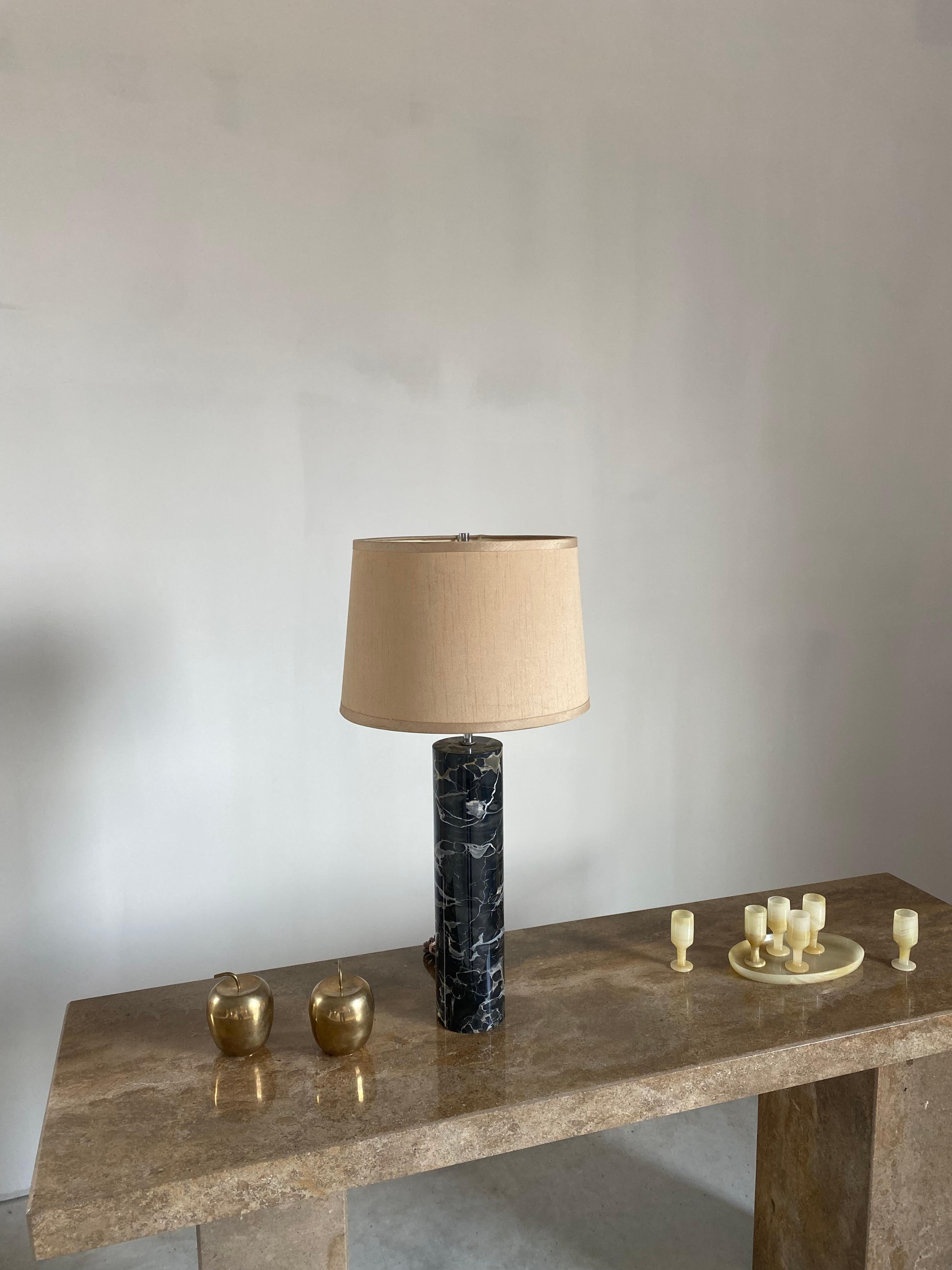 Sonneman Zylinder-Tischlampe aus schwarzem Marmor mit plissiertem Schirm im Angebot 8