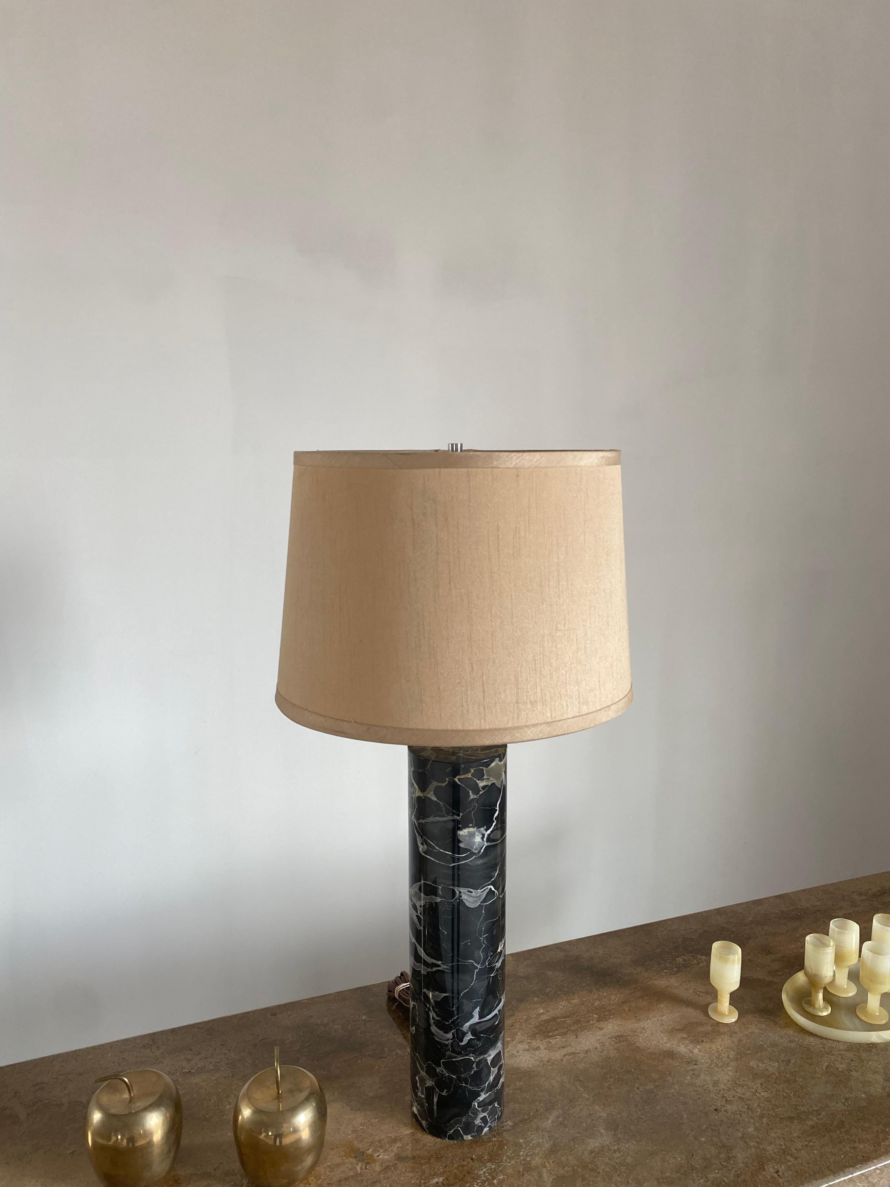 Sonneman Zylinder-Tischlampe aus schwarzem Marmor mit plissiertem Schirm im Angebot 9