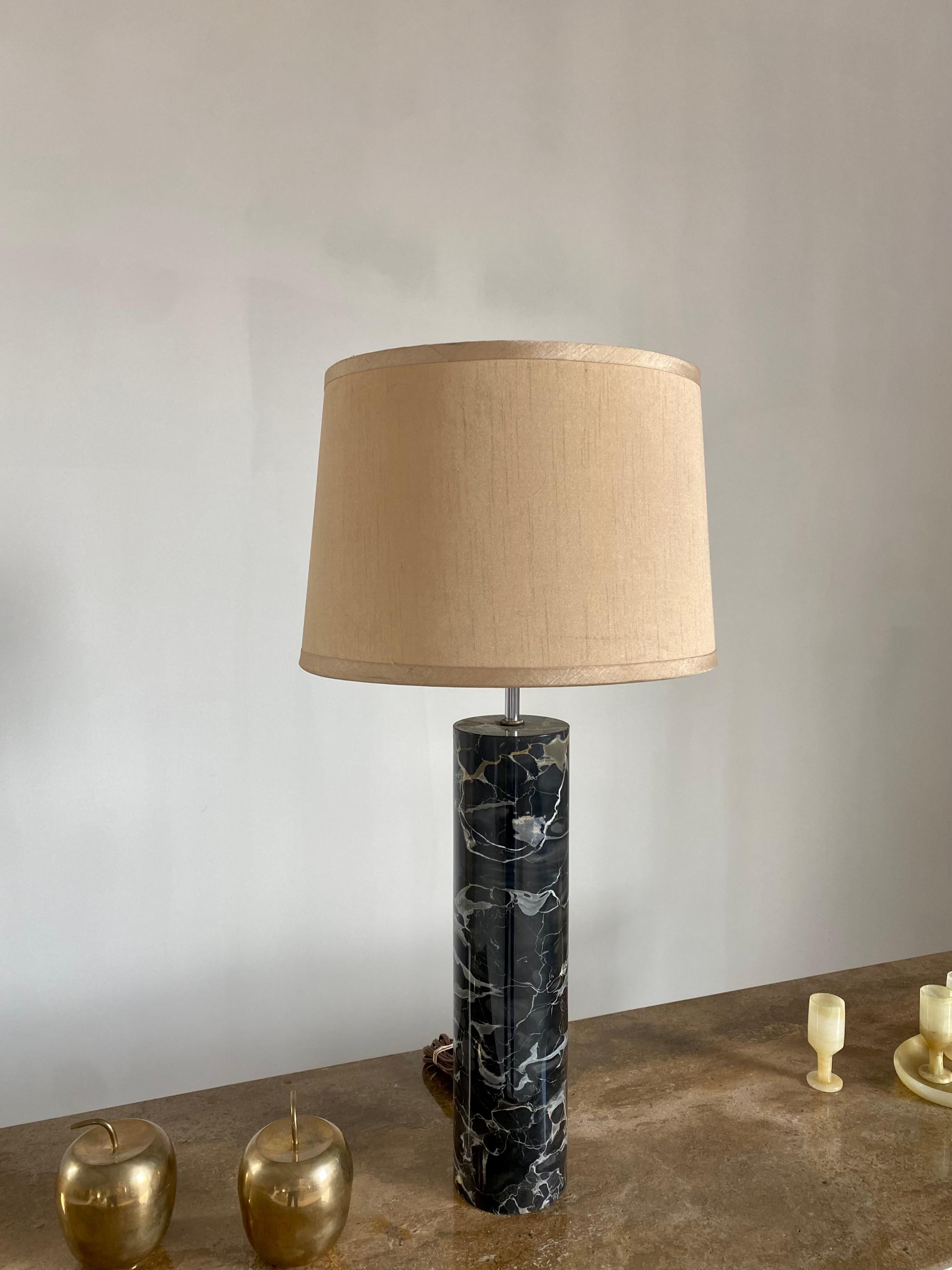 Sonneman Zylinder-Tischlampe aus schwarzem Marmor mit plissiertem Schirm im Angebot 10