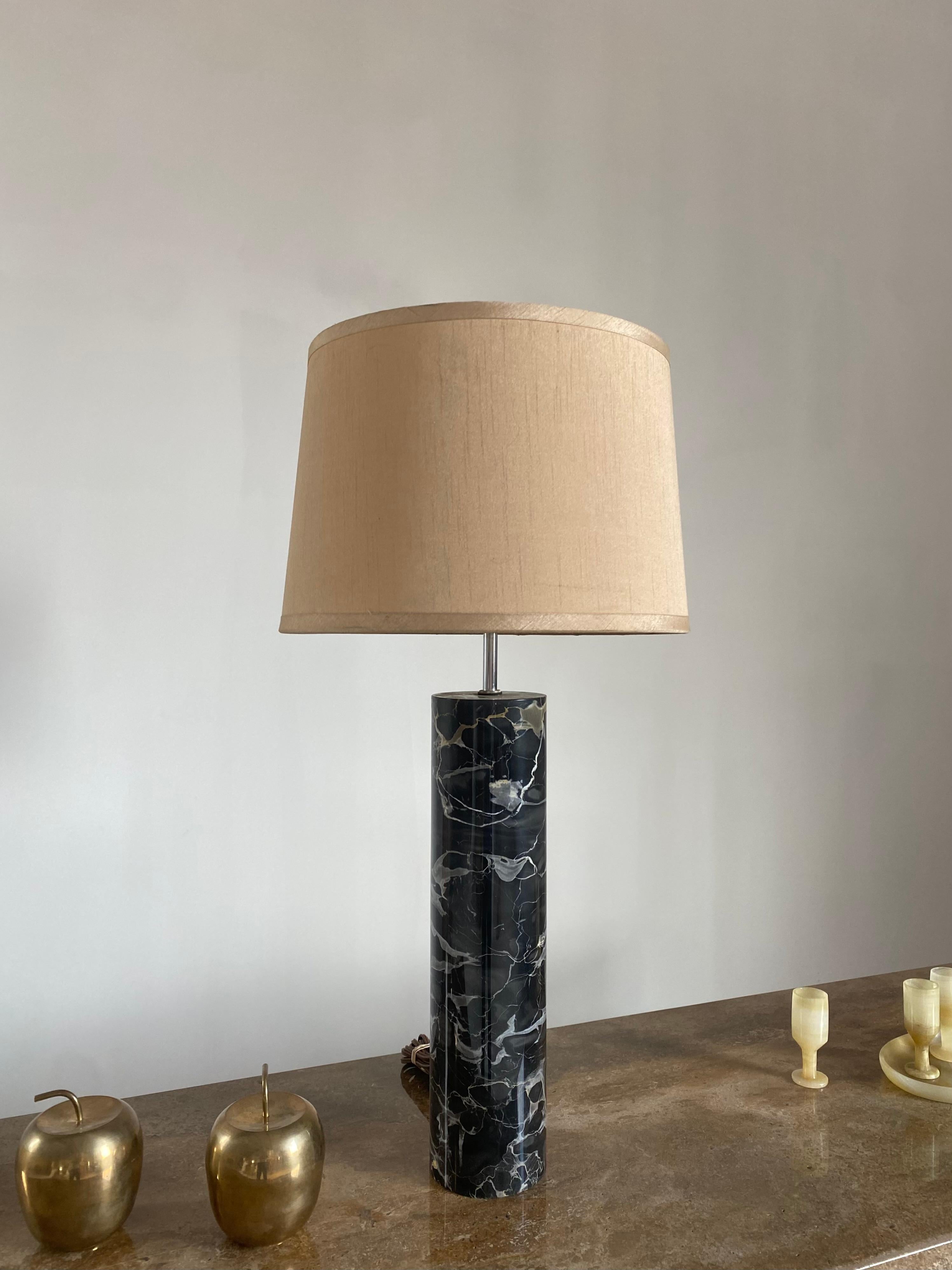 Sonneman Zylinder-Tischlampe aus schwarzem Marmor mit plissiertem Schirm im Angebot 11