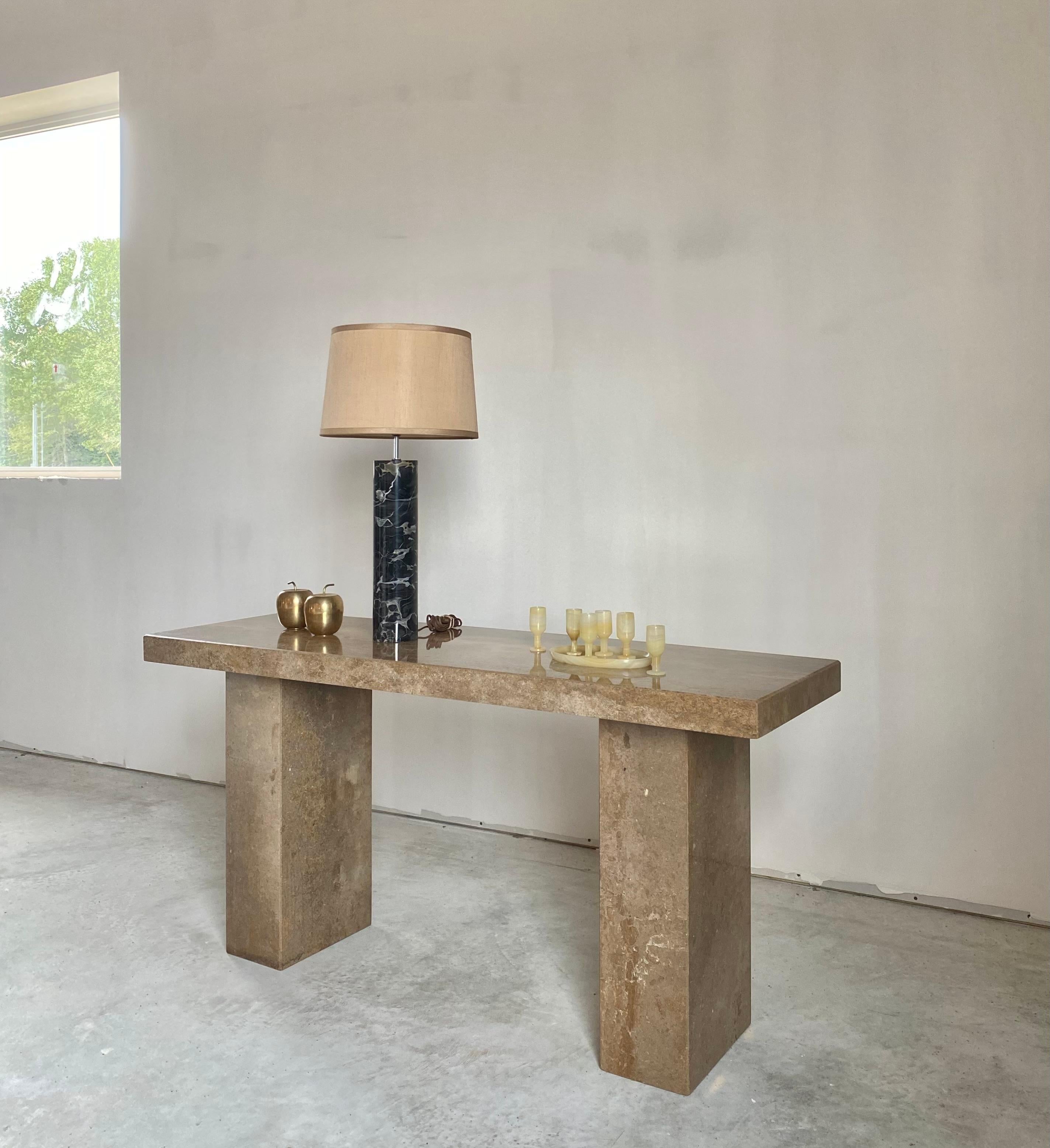 Sonneman Zylinder-Tischlampe aus schwarzem Marmor mit plissiertem Schirm (20. Jahrhundert) im Angebot