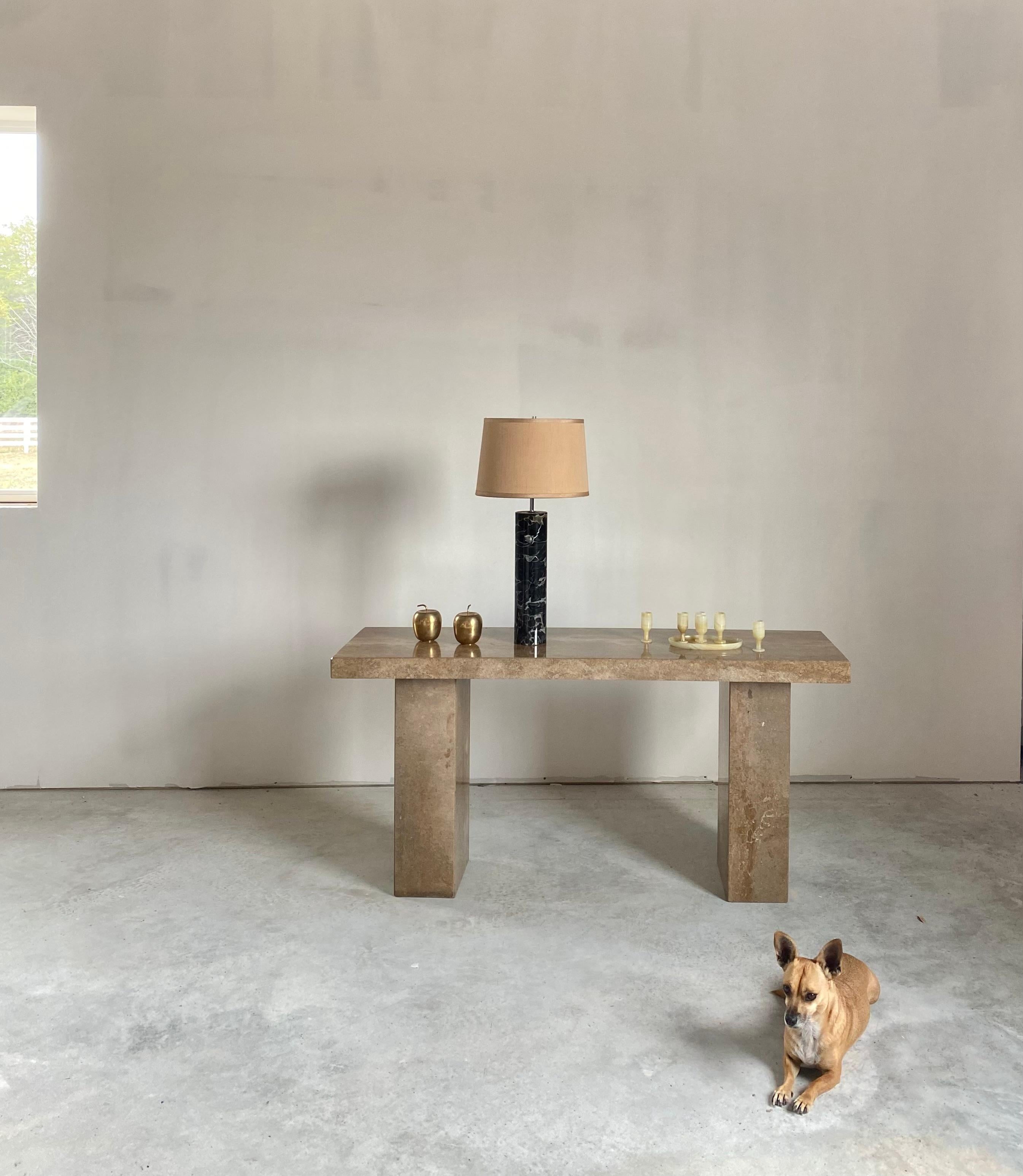 Sonneman Zylinder-Tischlampe aus schwarzem Marmor mit plissiertem Schirm im Angebot 1