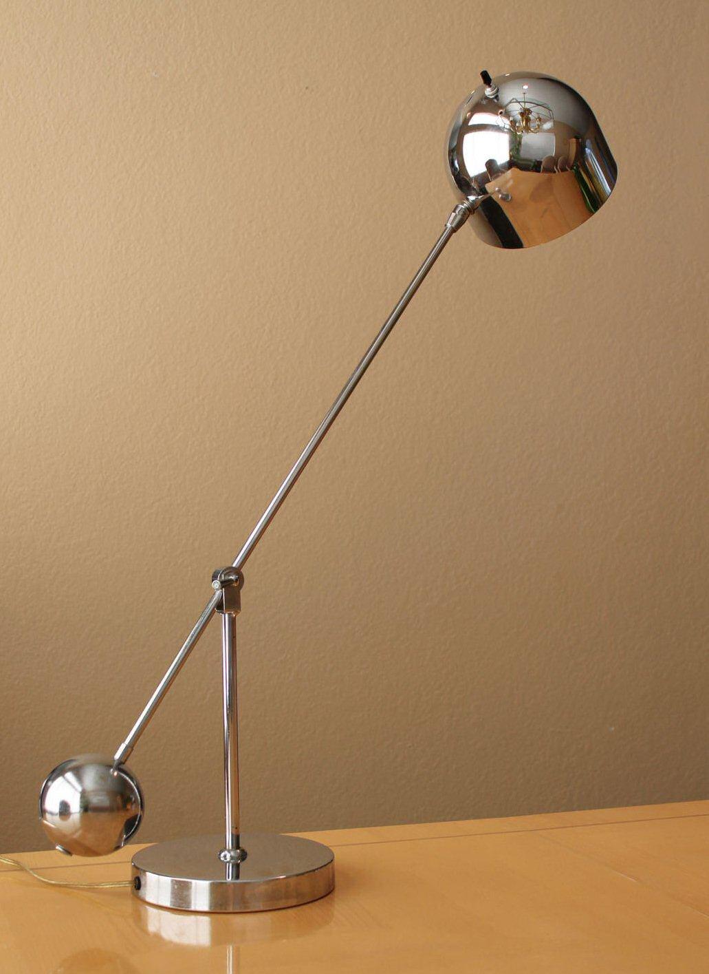 Américain Sonneman Chrome Articulating Arm Eyeball Table Lamp ! Counterweight Swing des années 1960 en vente