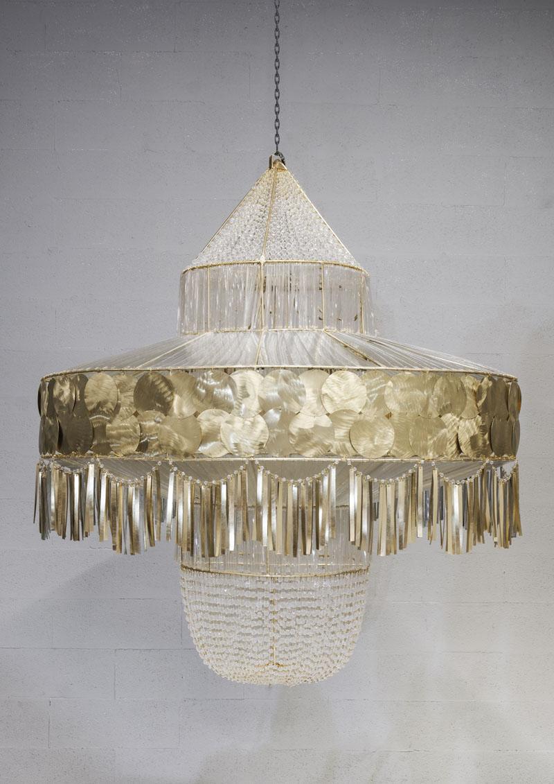 Lampadario Sono Qui Per Te di Valentina Giovando
Dimensioni: D 127 x H 150 cm.
Materiali: Ferro, ottone, vetro, foglia d'oro, fibra di vetro, cristalli. 

Valentina Giovando, vive e lavora a Sarzana, in Liguria, e da oltre 20 anni si dedica alla