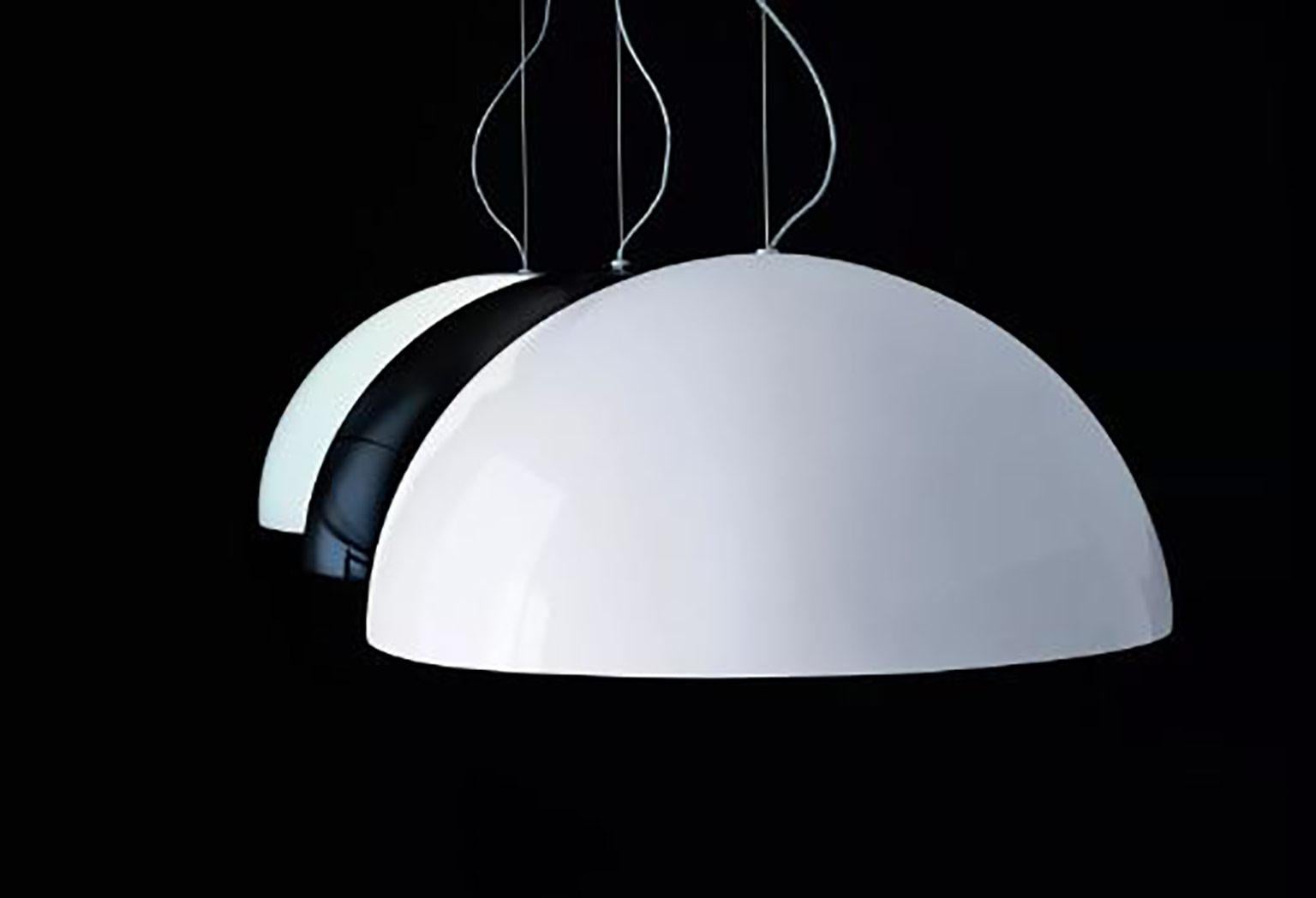 Lampada a sospensione Sonora di Vico Magistretti per Oluce. La geometria di questa lampada rappresenta la principale fonte di ispirazione del designer, la semplificazione. Sonora, creata nel 1976 e disponibile in diversi materiali e dimensioni, è