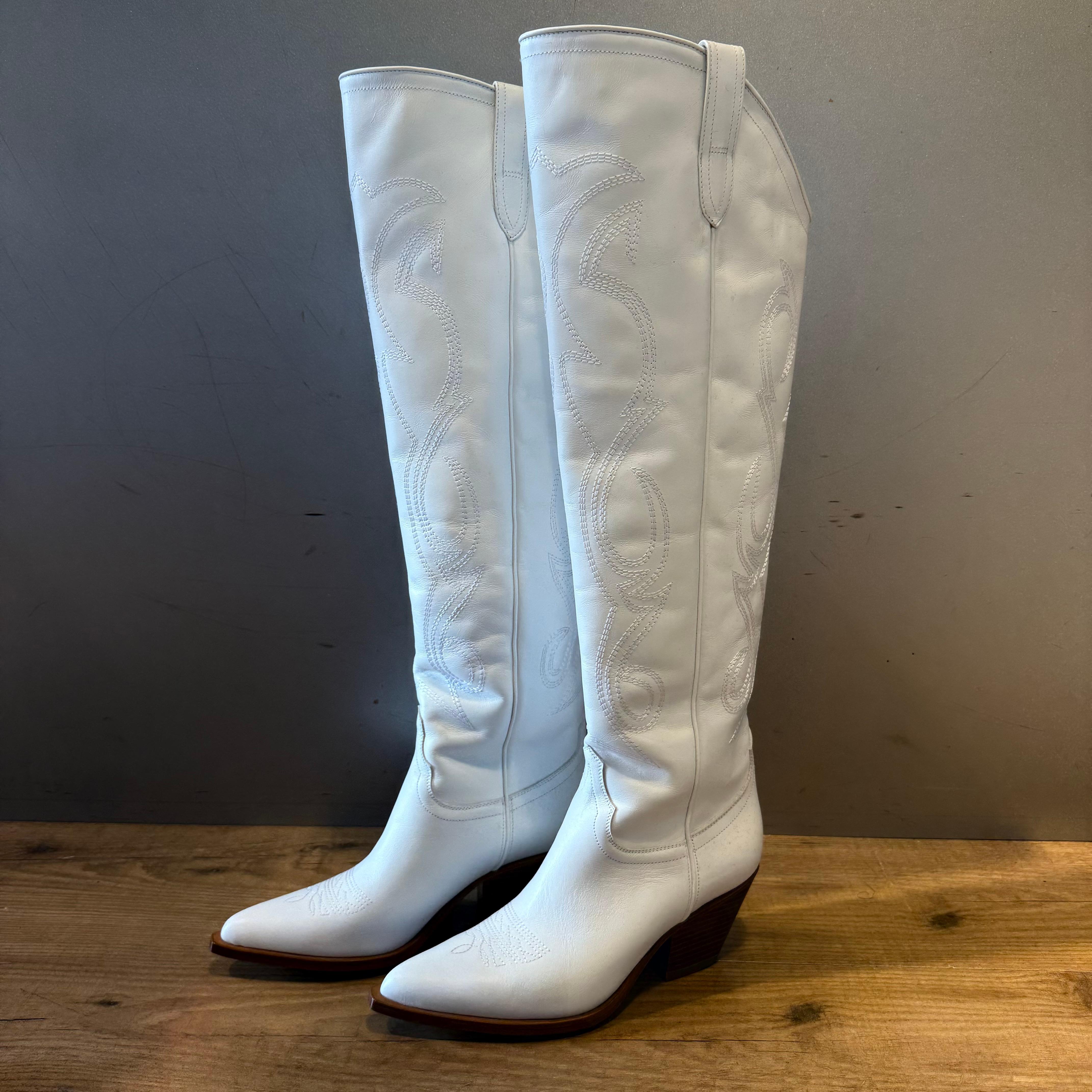 Stivali Sonora
Sopra il ginocchio
Pelle bianca
Ricamato
Altezza cm 58 (22,8 pollici)
Tacco cm 6 (2,36 pollici)
Prezzo originale € 800
Spedizione veloce in tutto il mondo inclusa nel prezzo