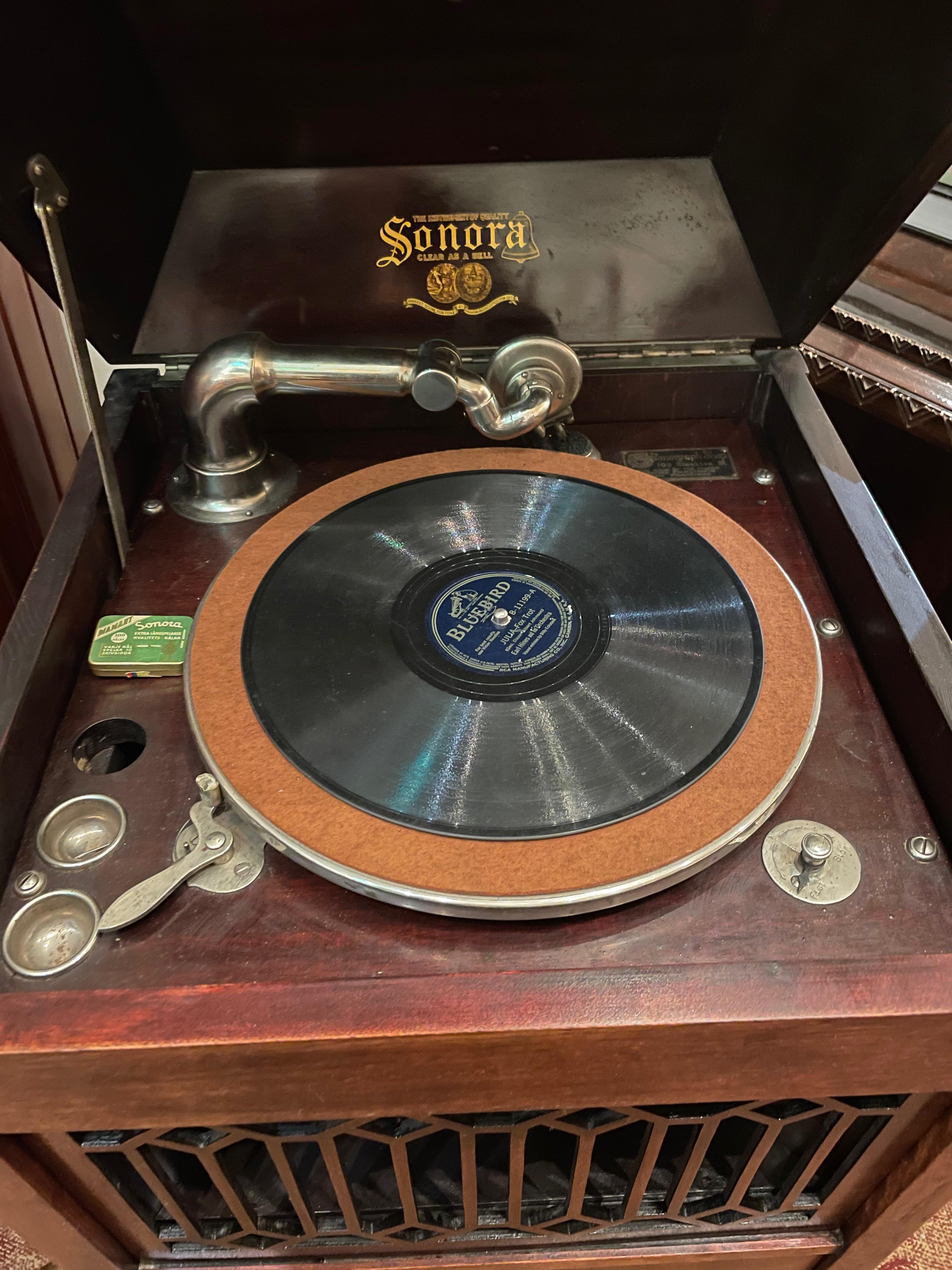 Sonora Windup Antique 1915 Phonograph record player. Signed by the famous maker, “Sonora,” this floor model wind-up phonograph is in fine playing original condition. The beautiful mahogany case has been cleaned and polished, the interior still has