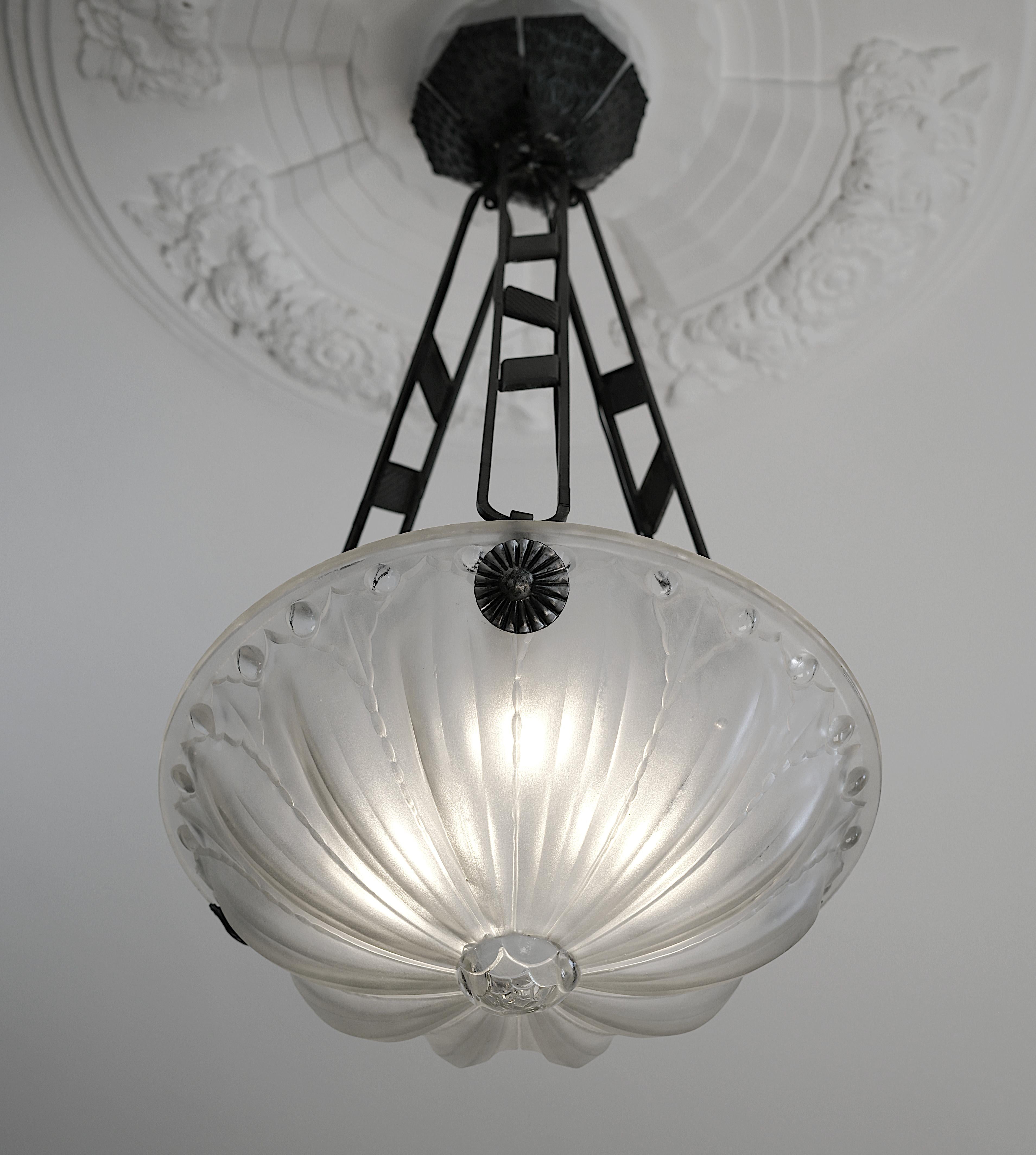French Art Deco pendant chandelier by Société Normande de Verreries SONOVER, 11, rue Nationale - Aumale, France, 1920s. Thick frosted molded glass shade hung at its iron fixture. Height : 26.8