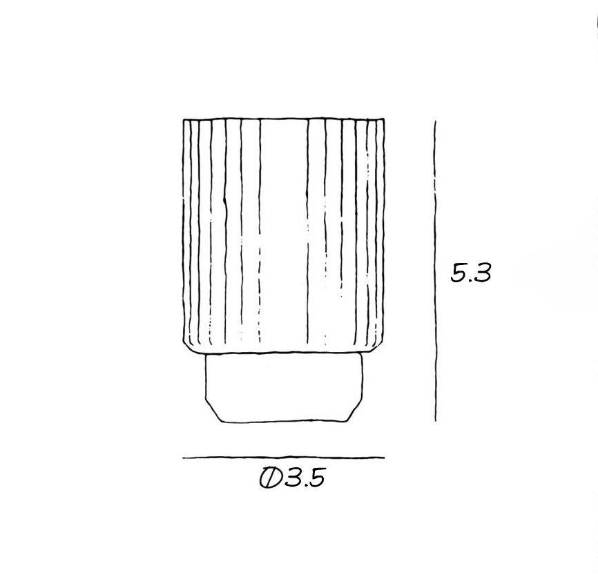 Messing und Glas zusammen sind eine schöne Kombination. Dieser kleine Kerzenständer hat einen skulpturalen Glaskopf und einen lebendigen Marmorsockel, der in jedem Raum eine leuchtende, gemütliche Atmosphäre schafft.

Dänisches Design von Design by