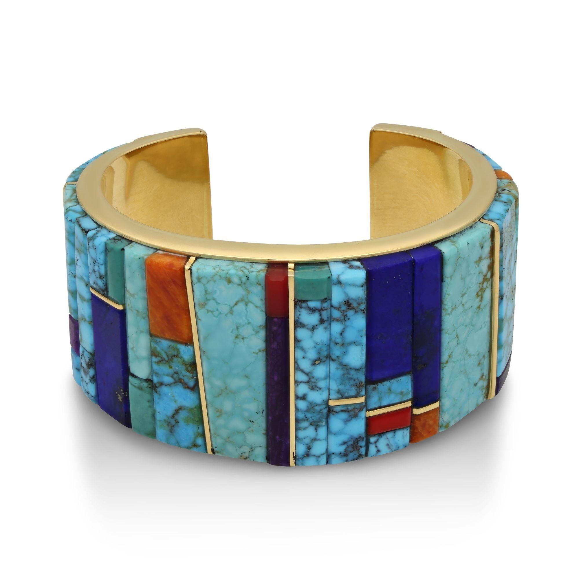 Creatore:
Sonwai - Verma Nequatewa per Hancocks
Sommario:
Bracciale con più gemme e oro 18ct
Descrizione:
Un bracciale bangle in oro giallo 18ct e gemme incastonate, realizzato da Sonwai per Hancocks. Il bracciale in oro massiccio, delicatamente