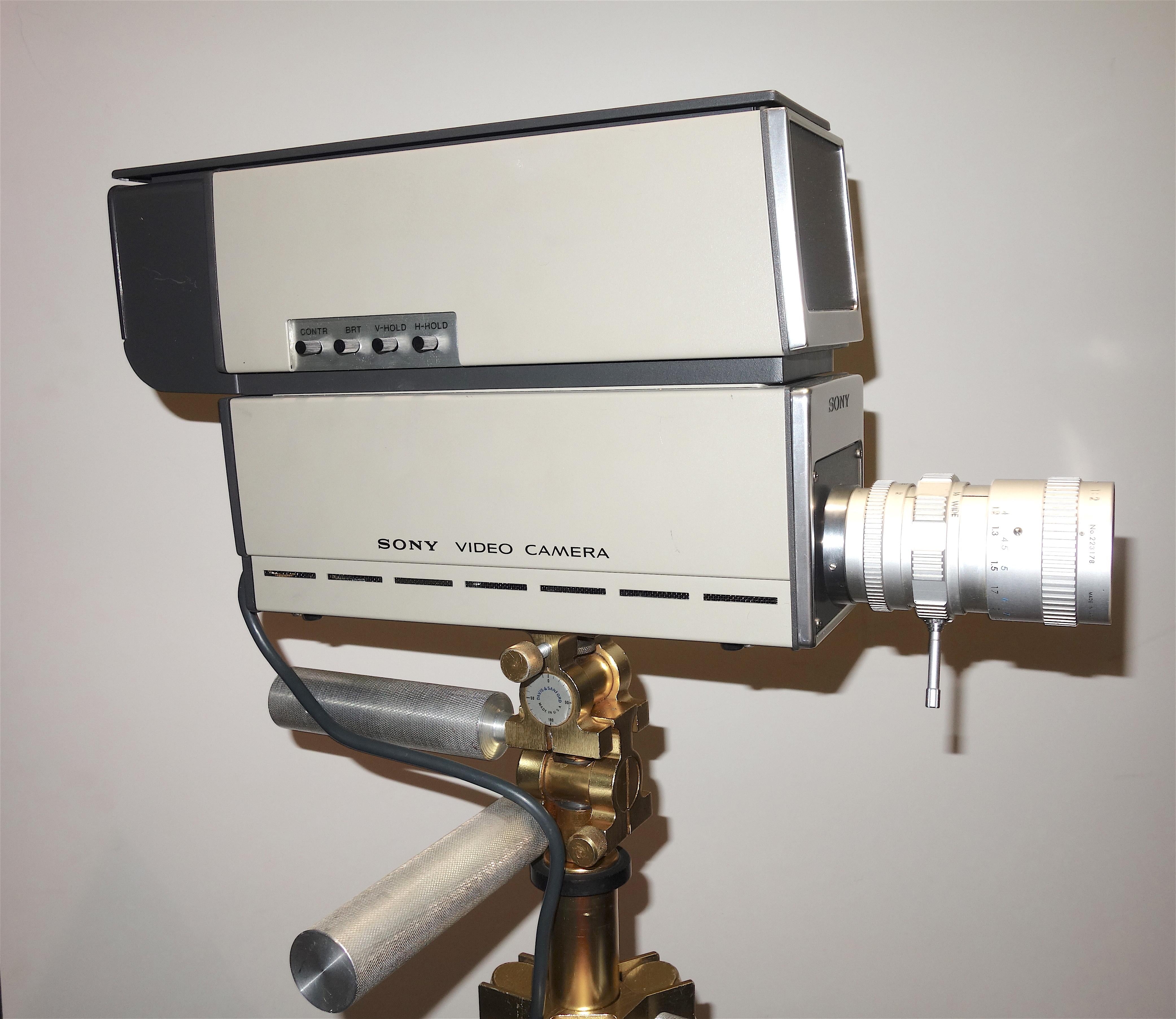 Nous soumettons à votre considération cette caméra de télévision industrielle Sony Vidicon d'époque, circa 1969, équipée d'un viseur de studio et d'un objectif zoom Sony TV. Vendu uniquement à titre d'exemple et non pour la production.

Un exemple