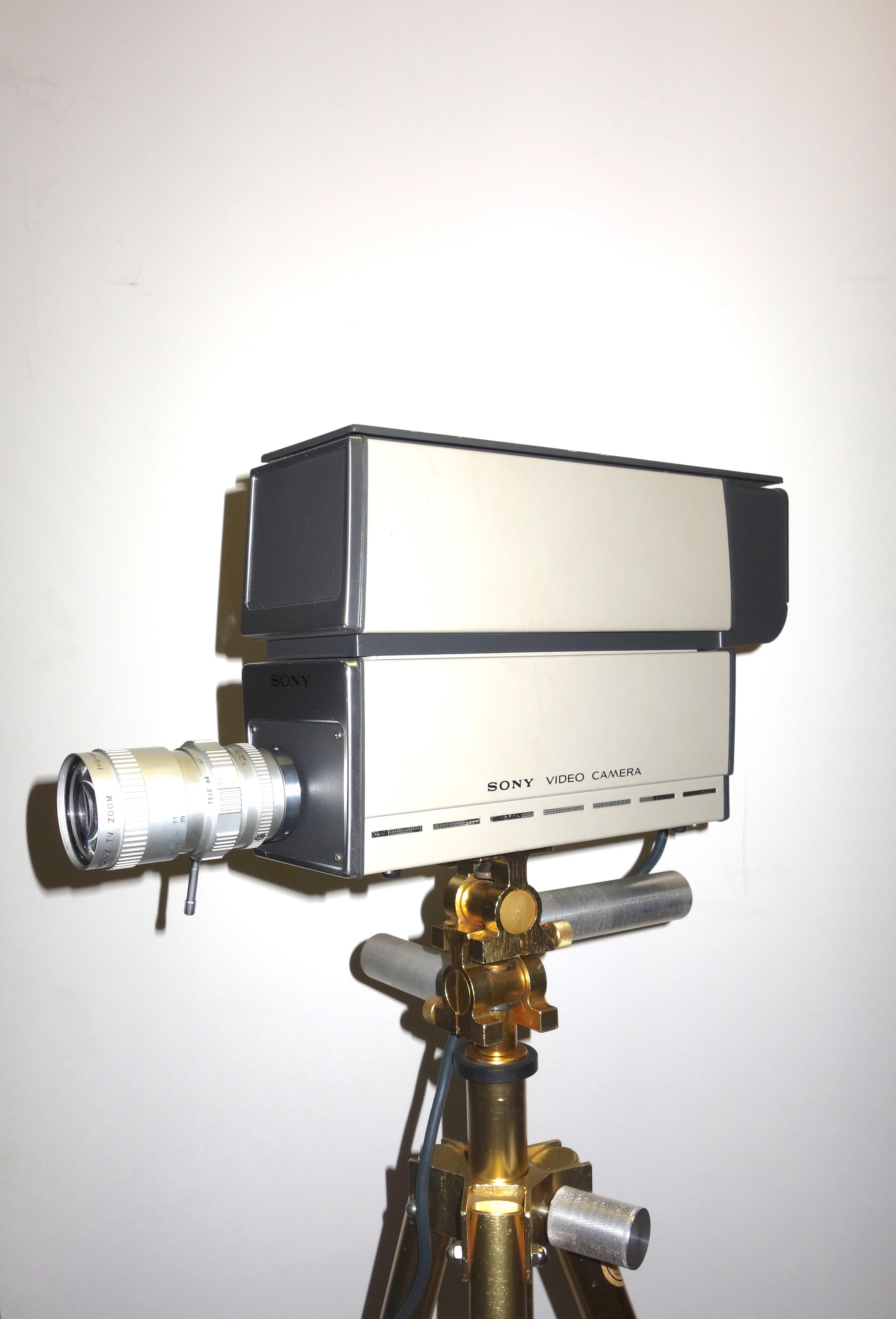 Industriel Sony Vintage Vidicon Video Camera, Circa 1969, Classic, Icic With Tripod (Caméra vidéo Sony vintage Vidicon, Circa 1969, Classique, Icone avec trépied) en vente