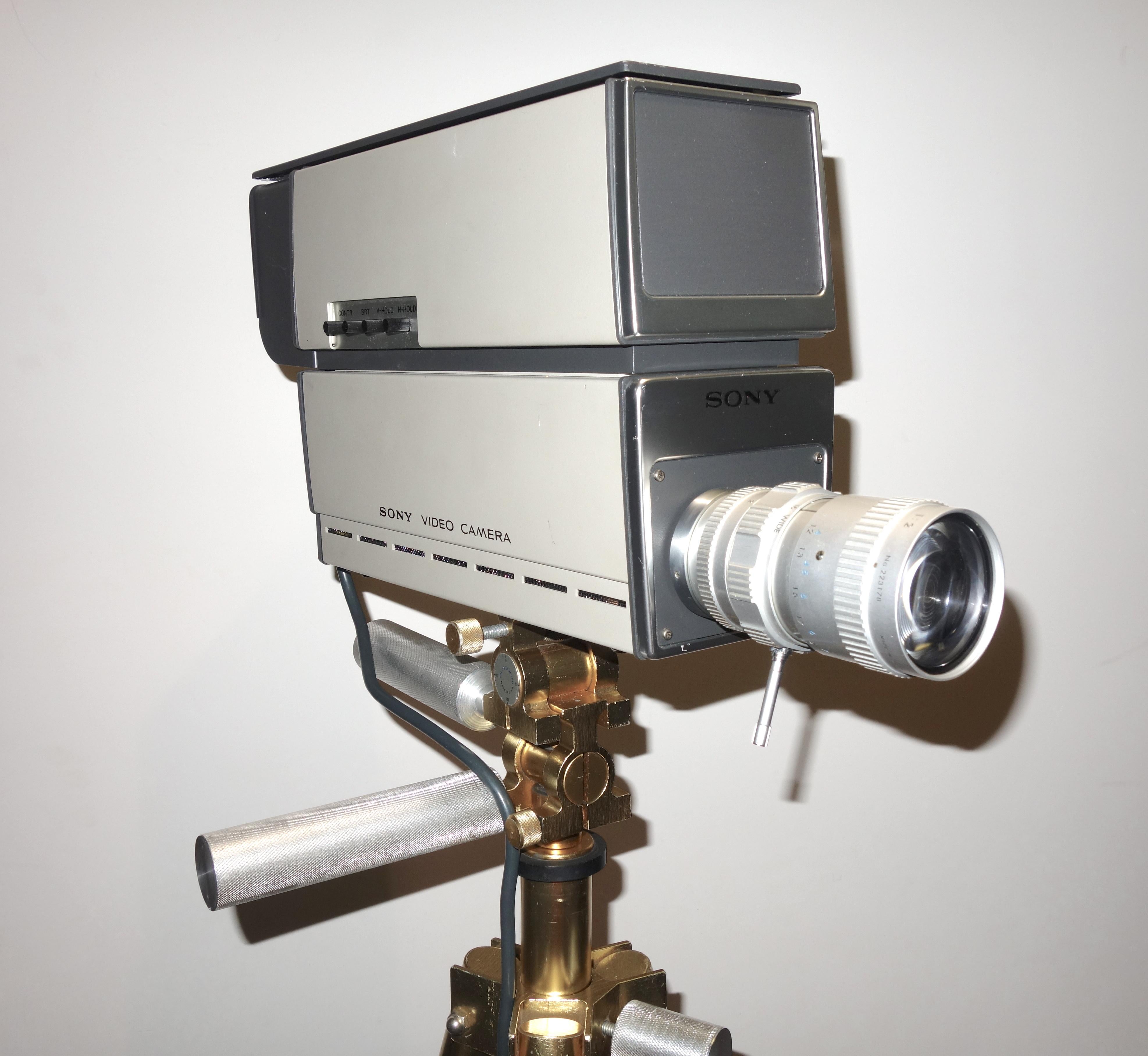 Sony Vintage Vidicon Video Camera, Circa 1969, Classic, Icic With Tripod (Caméra vidéo Sony vintage Vidicon, Circa 1969, Classique, Icone avec trépied) Bon état - En vente à Dallas, US