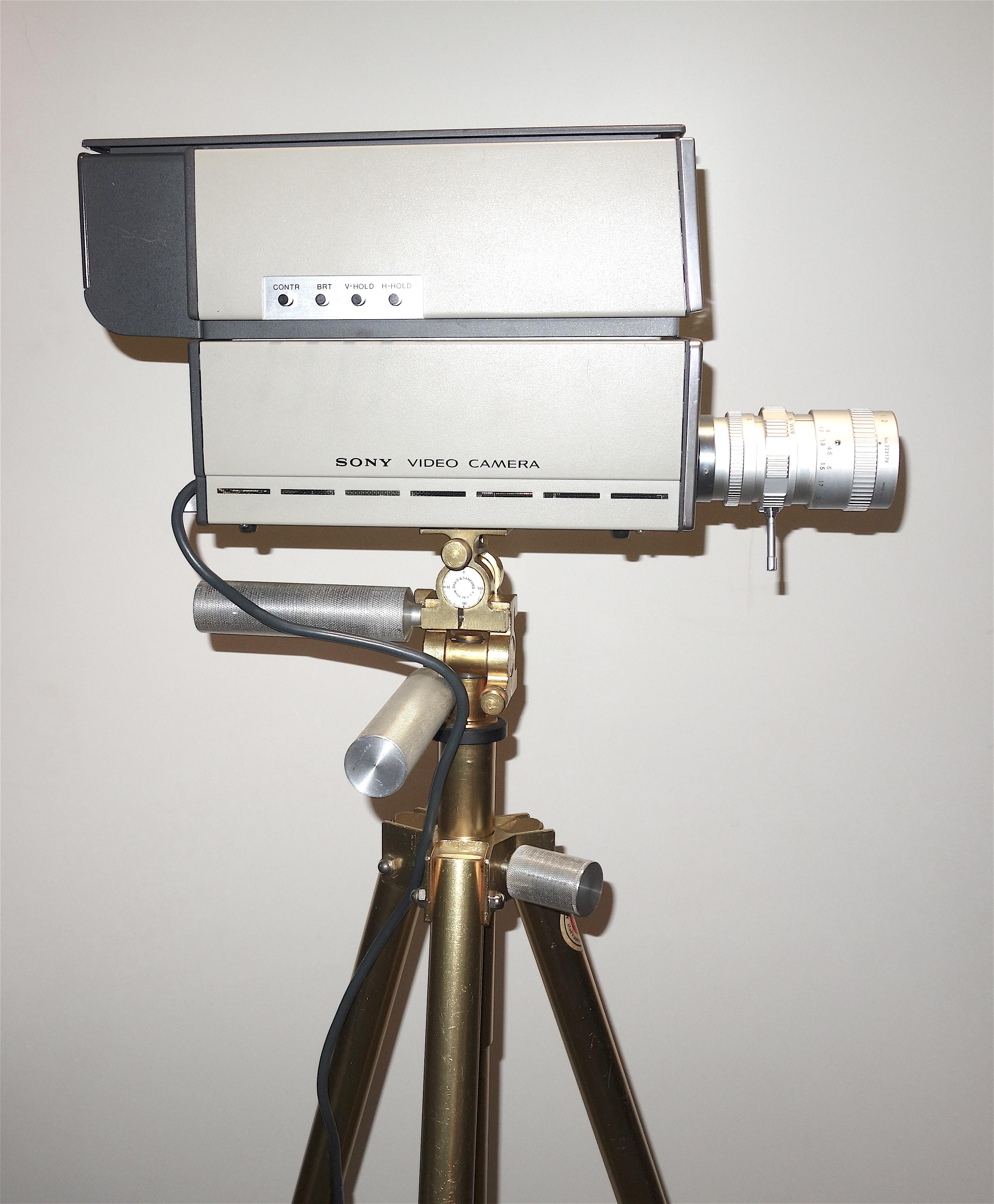Milieu du XXe siècle Sony Vintage Vidicon Video Camera, Circa 1969, Classic, Icic With Tripod (Caméra vidéo Sony vintage Vidicon, Circa 1969, Classique, Icone avec trépied) en vente