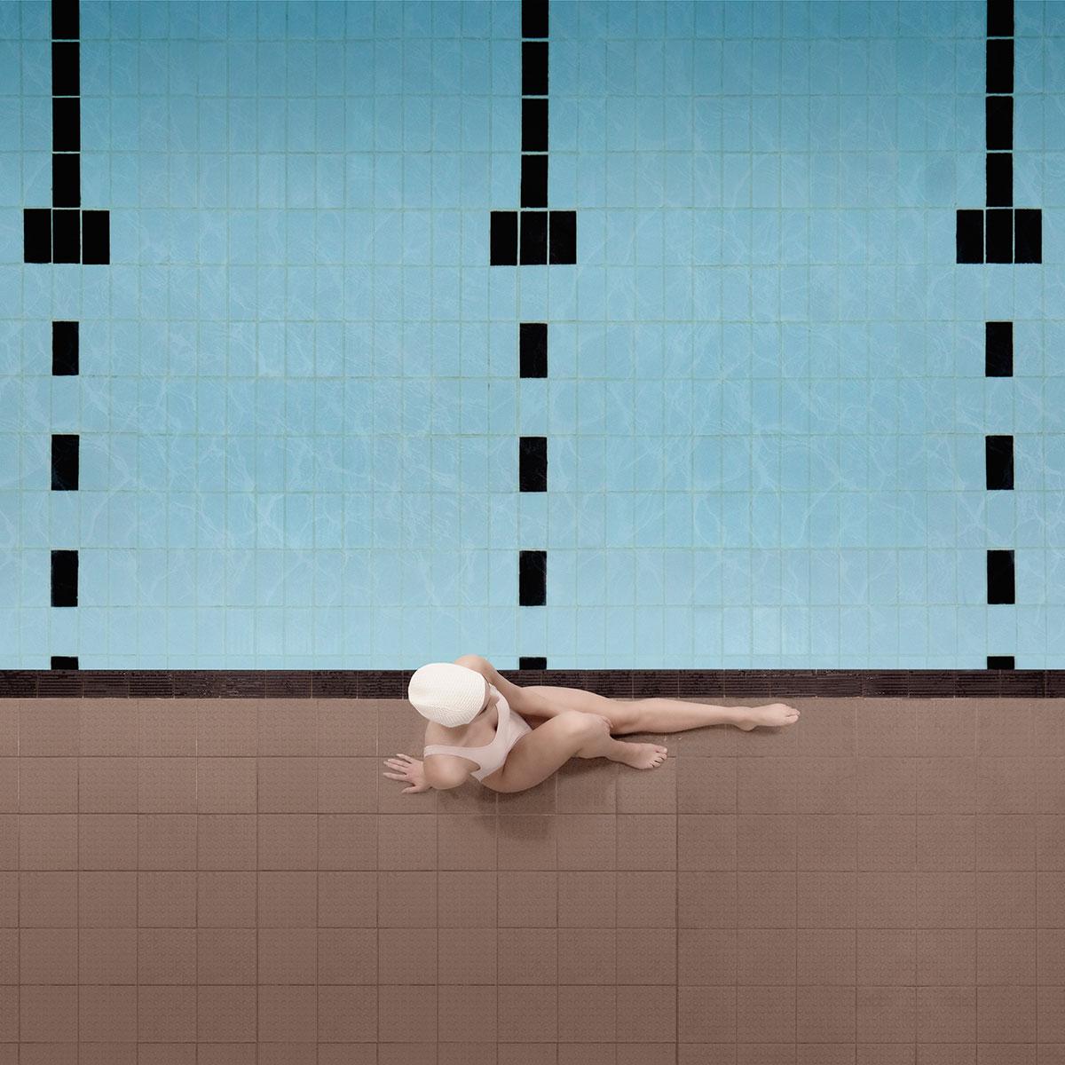 Soo Burnell Figurative Photograph – Erwähnungsstücke  Swimming Leith  Die Uhr ist aus Silber