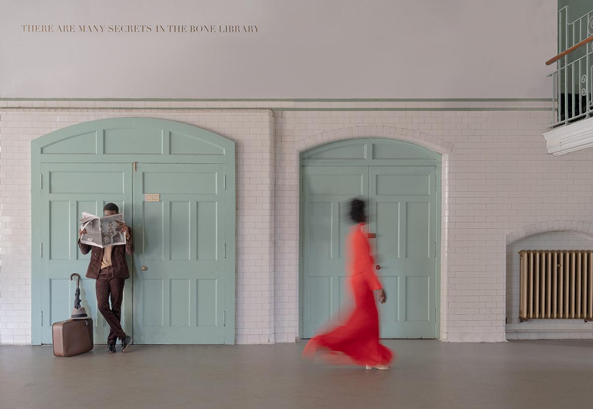 Color Photograph de Soo Burnell - Muchos secretos