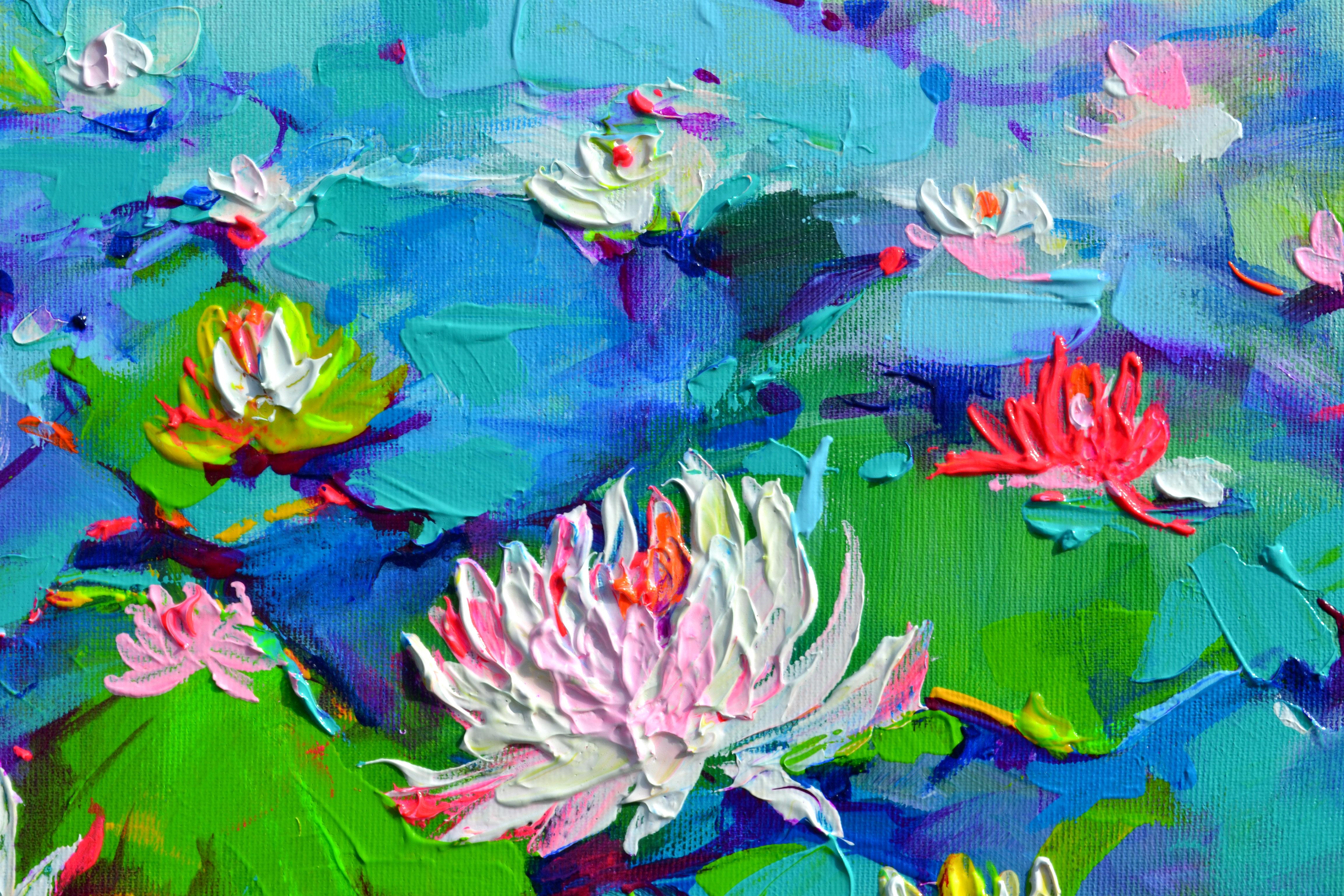 Rosa und weiße Wasserlilien auf dem Teich (Blau), Landscape Painting, von Soos Roxana Gabriela