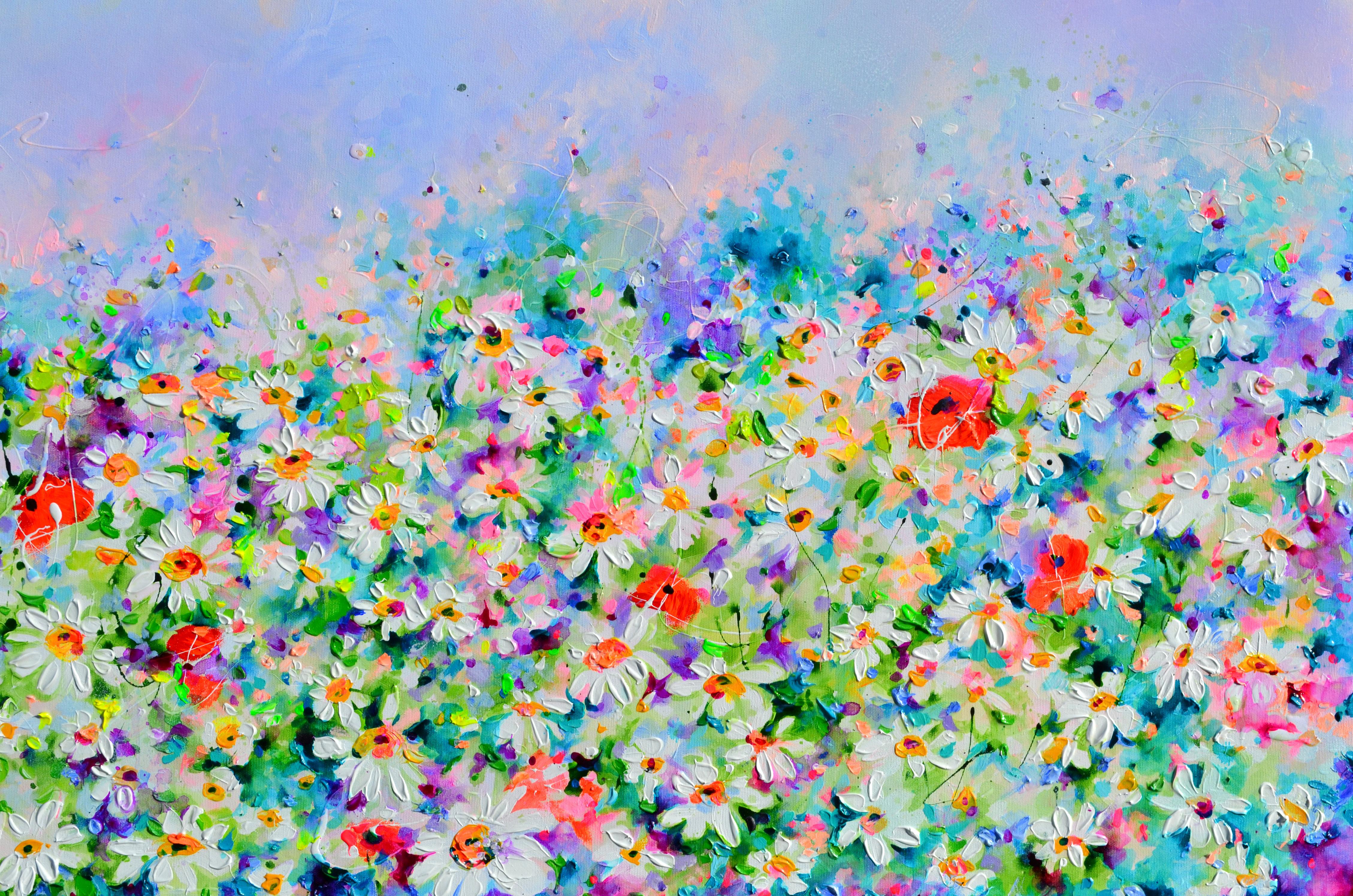 Dieses originelle, überdimensionale Blumengemälde strotzt nur so vor Leben und zeigt ein leuchtendes Feld aus weißen Gänseblümchen und rotem Mohn. Der impressionistische Stil des Künstlers fängt die Schönheit der Natur ein. Die Verwendung