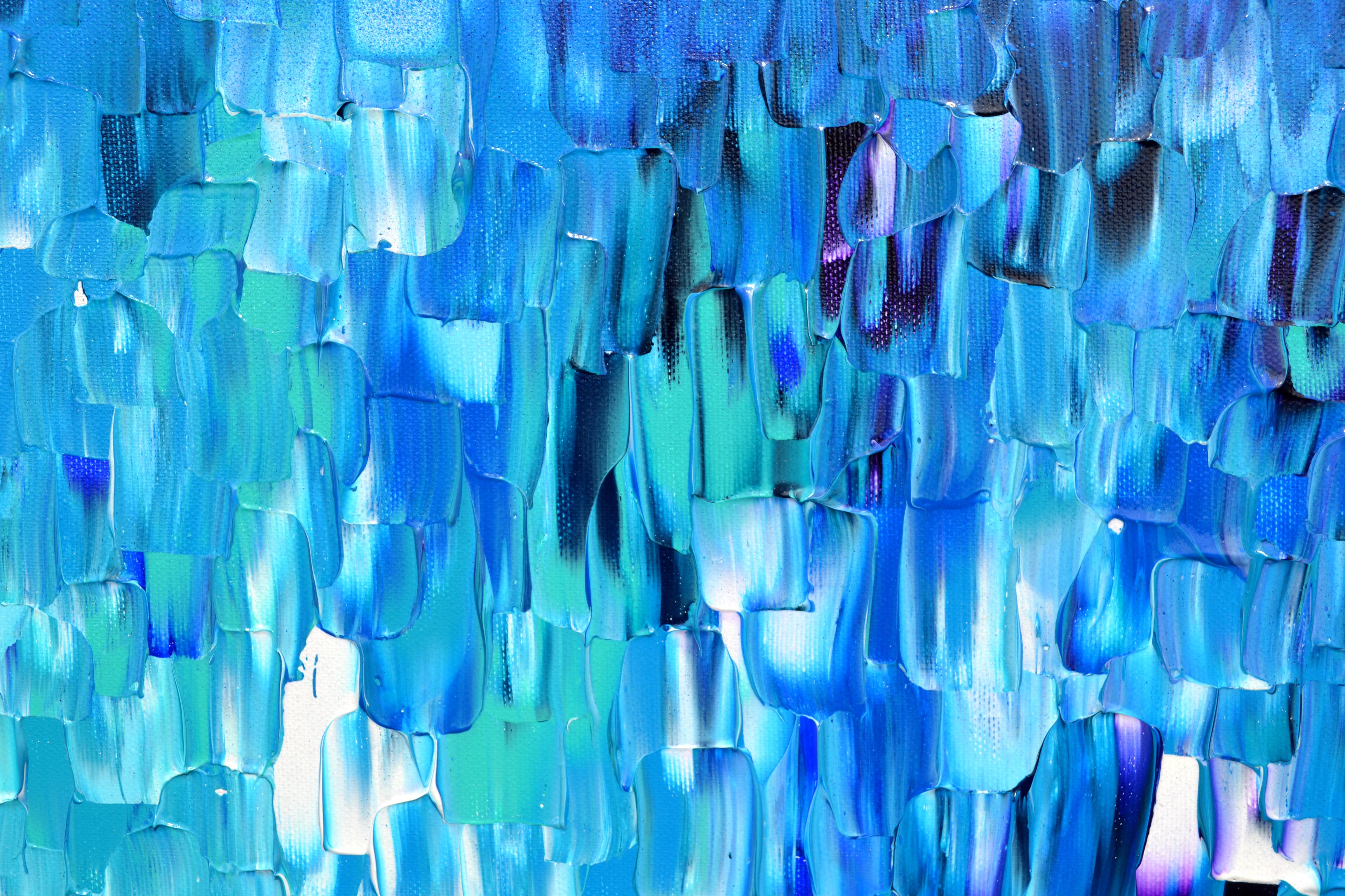 Eleva il tuo spazio con questo grande quadro astratto originale con gradiente di blu! Realizzato su tela pesante tesa, i bordi sono dipinti per dare un aspetto raffinato. La vernice lucida non solo protegge dai raggi UV e dalla polvere, ma esalta
