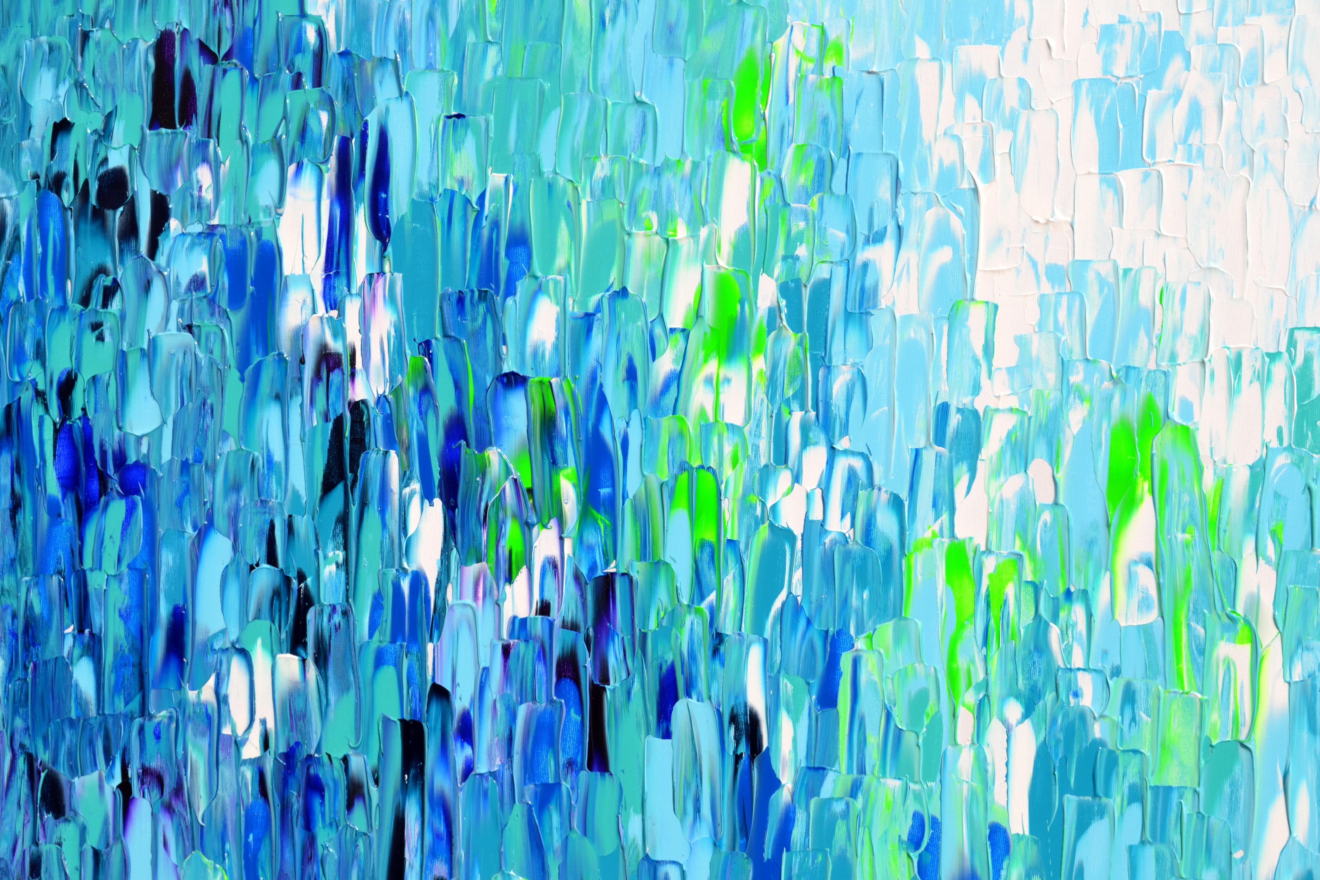 Élevez votre espace avec cette grande peinture abstraite originale en dégradé de bleu ! Réalisé sur une toile épaisse tendue, les bords sont peints pour un aspect plus soigné. Le vernis brillant protège non seulement des UV et de la poussière, mais