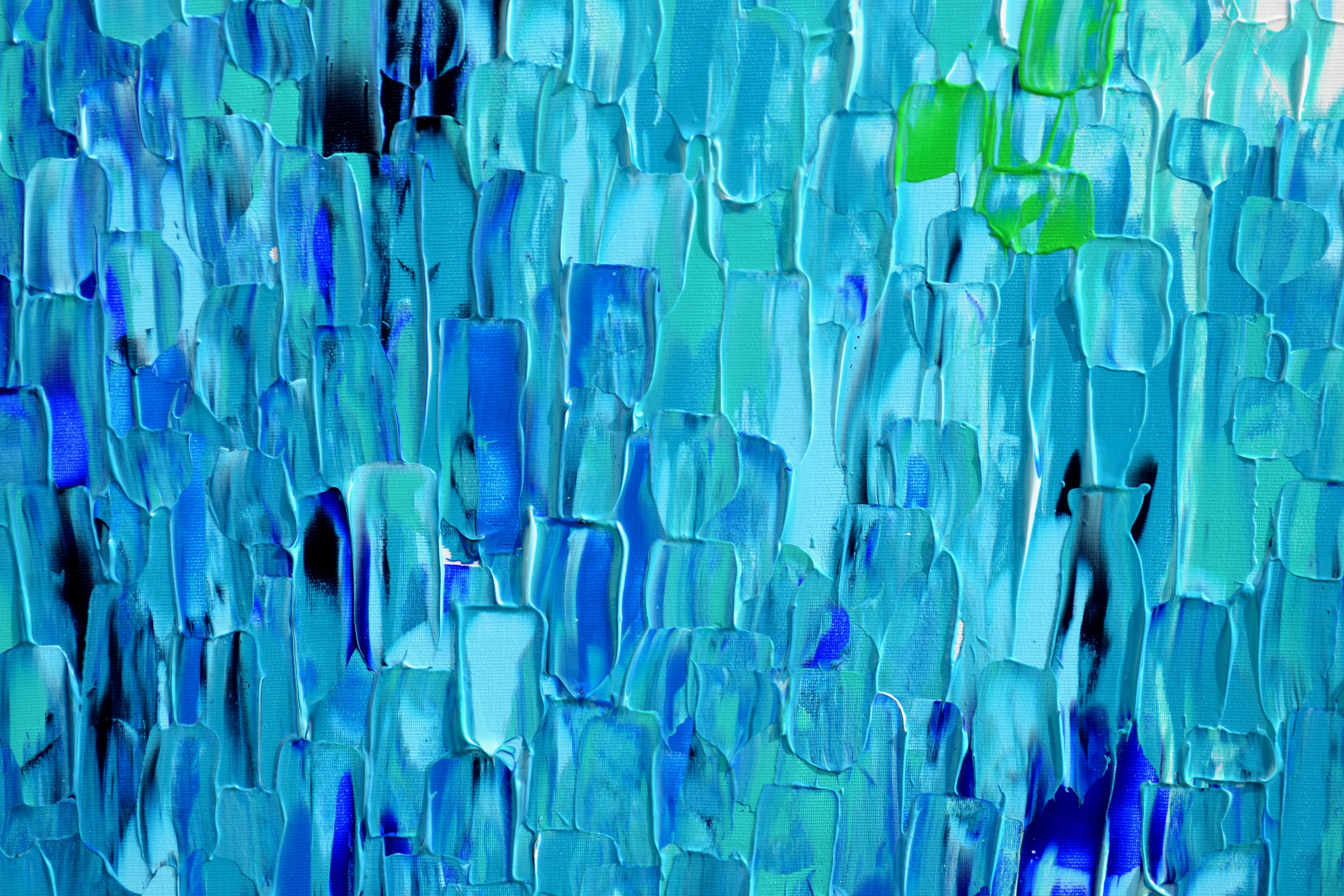 Élevez votre espace avec cette grande peinture abstraite originale en dégradé de bleu ! Réalisé sur une toile épaisse tendue, les bords sont peints pour un aspect plus soigné. Le vernis brillant protège non seulement des UV et de la poussière, mais